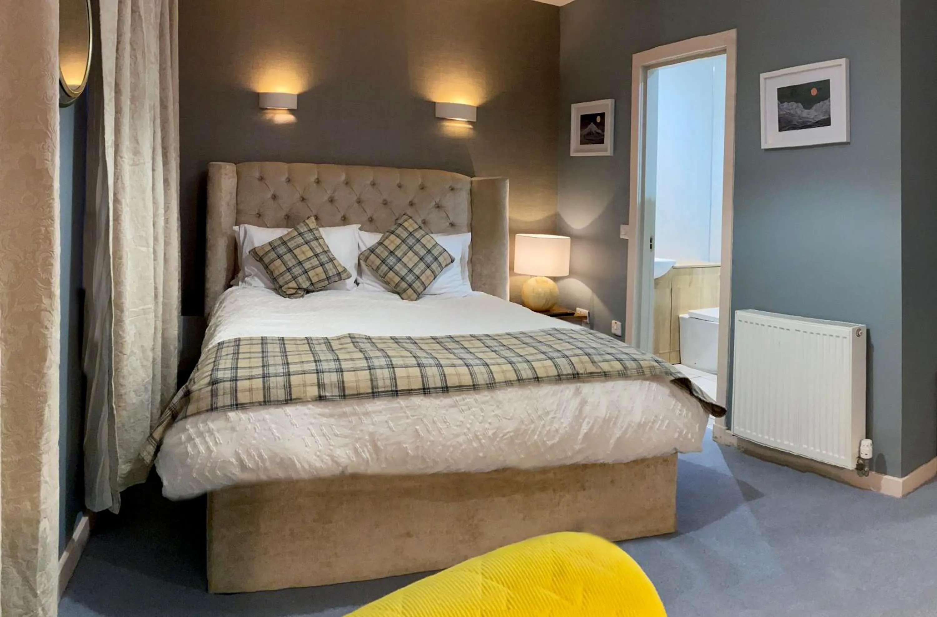 Bedroom, Bed in Red Lion, Coorie Inn