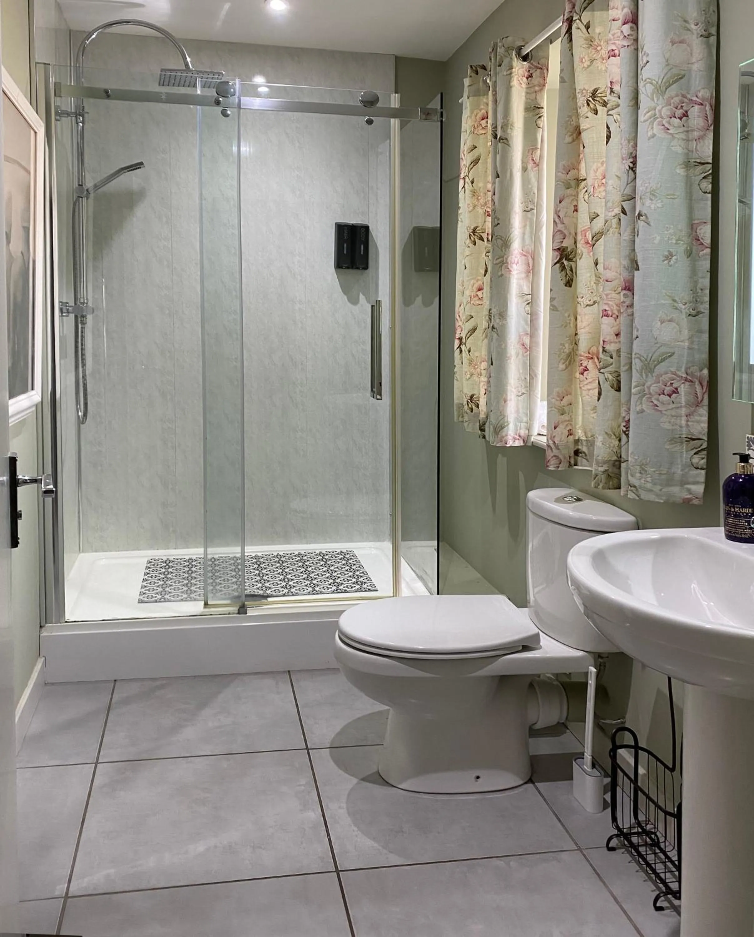 Bathroom in Red Lion, Coorie Inn
