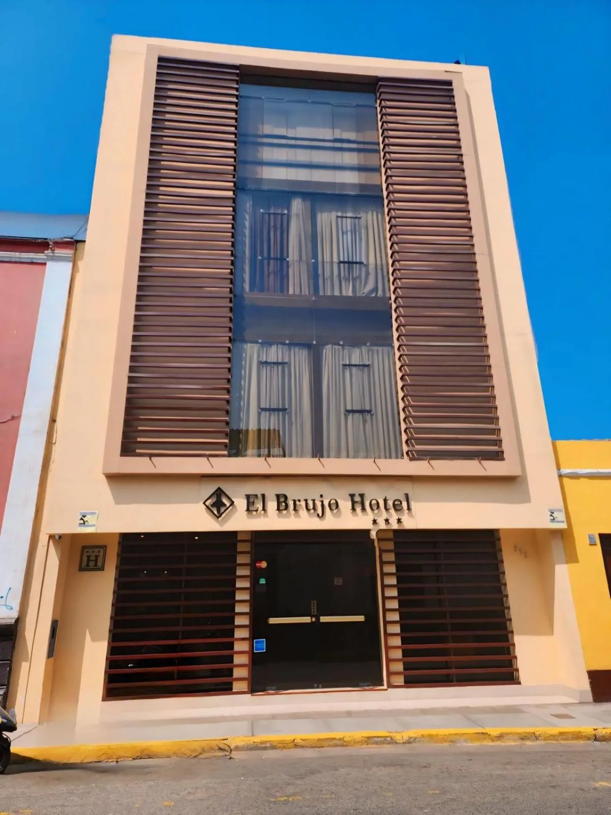 Facade/entrance in Hotel El Brujo Centro Histórico