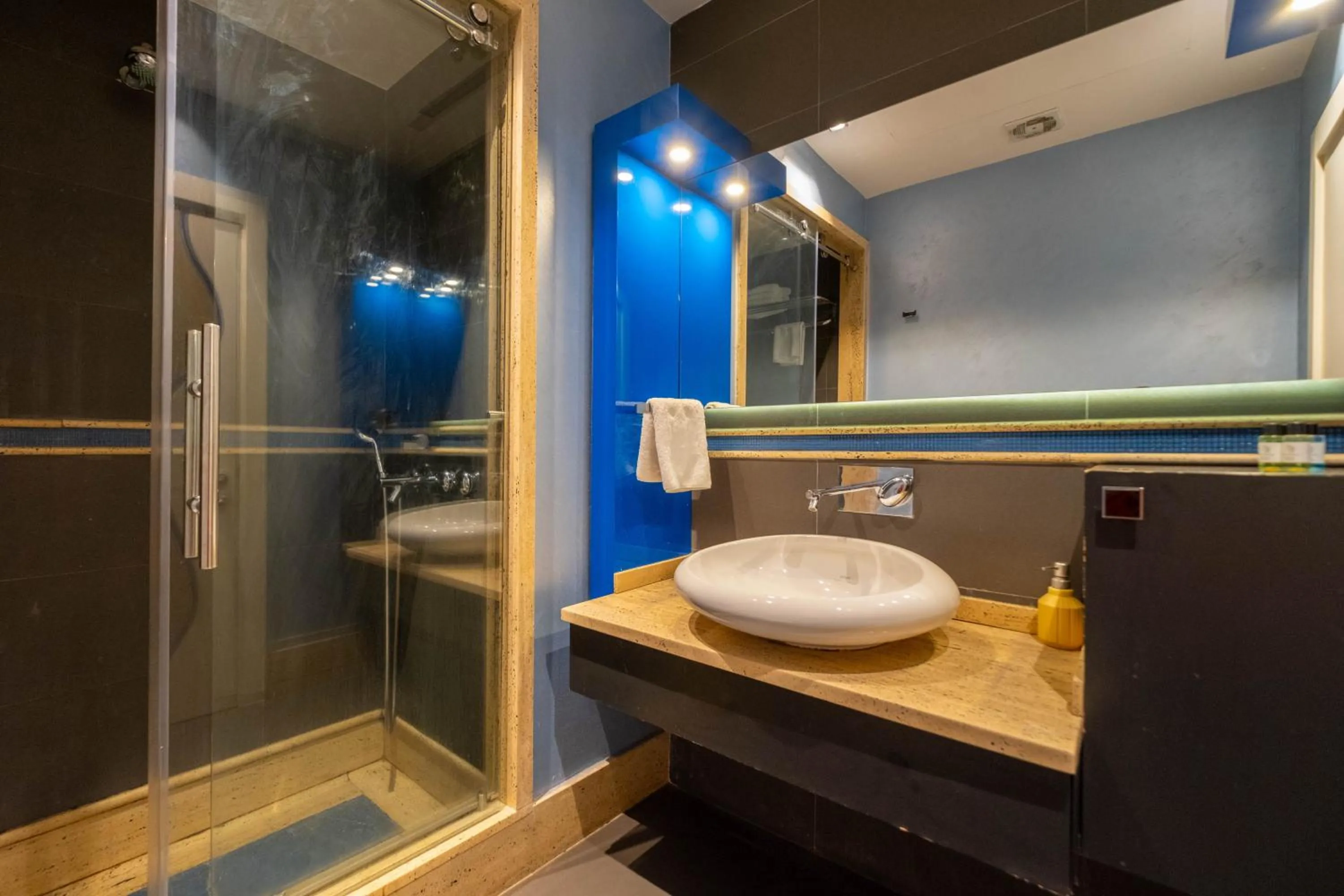 One-Bedroom Apartment in Ar-mo-ni