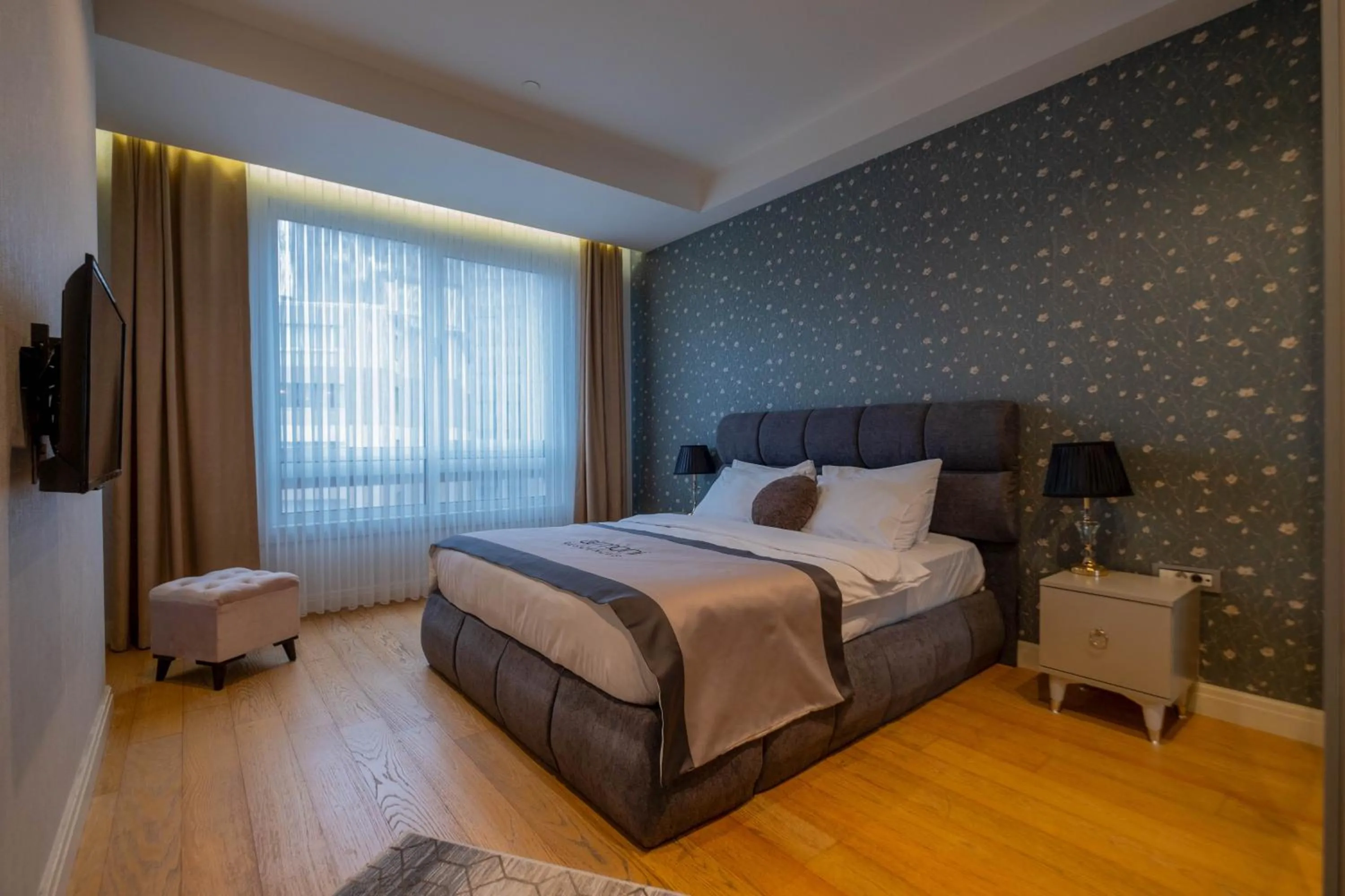 One-Bedroom Apartment in Ar-mo-ni