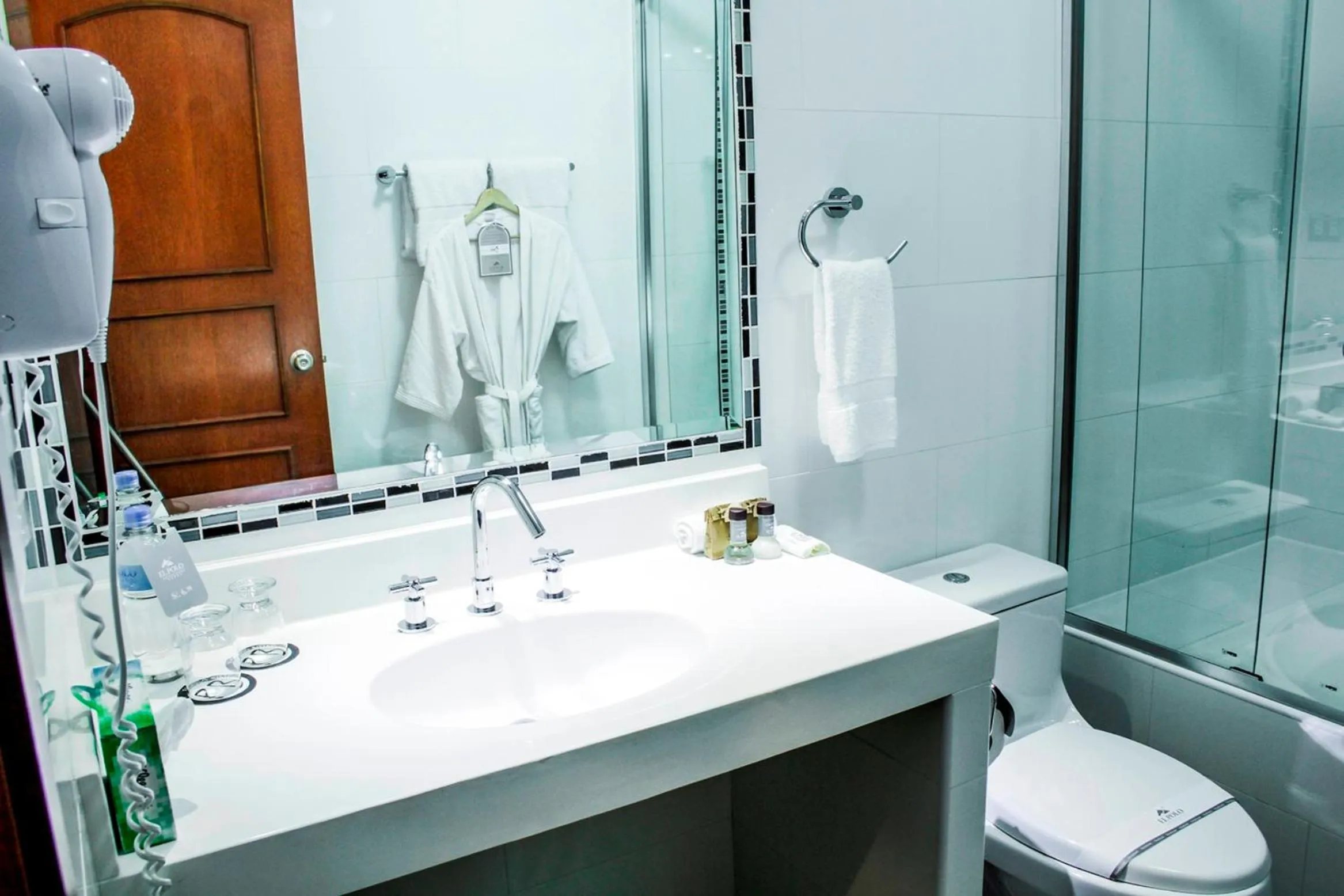 Toilet in El Polo Hotel & Suites