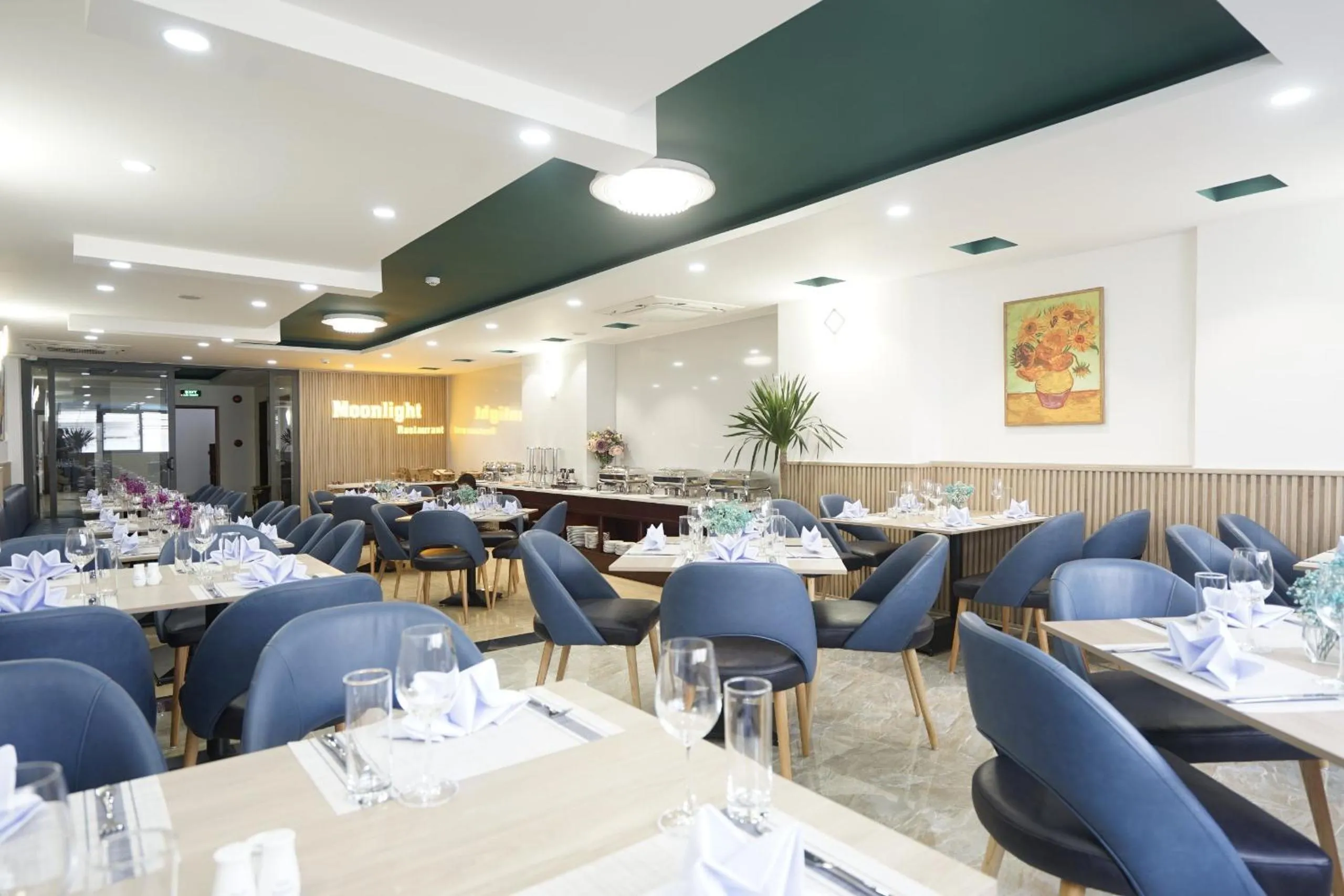 Restaurant/places to eat in Moonlight Nha Trang Hotel