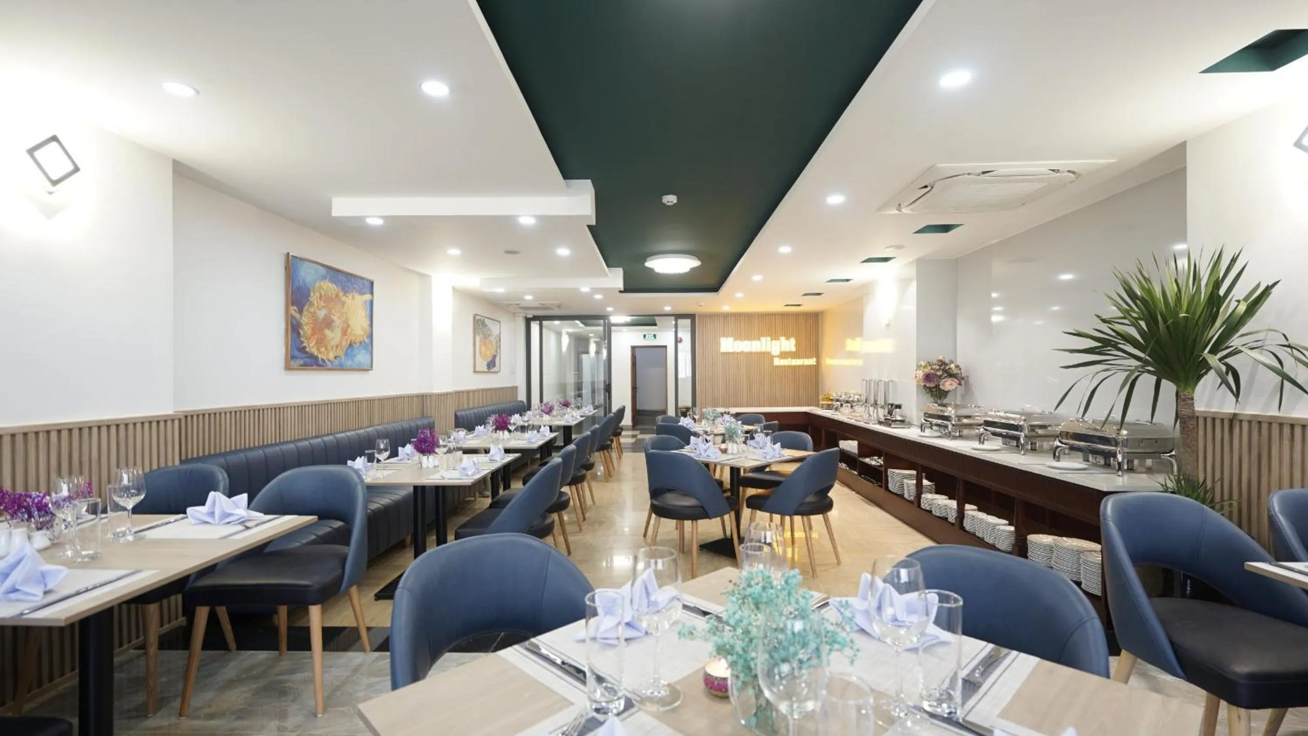 Restaurant/places to eat in Moonlight Nha Trang Hotel