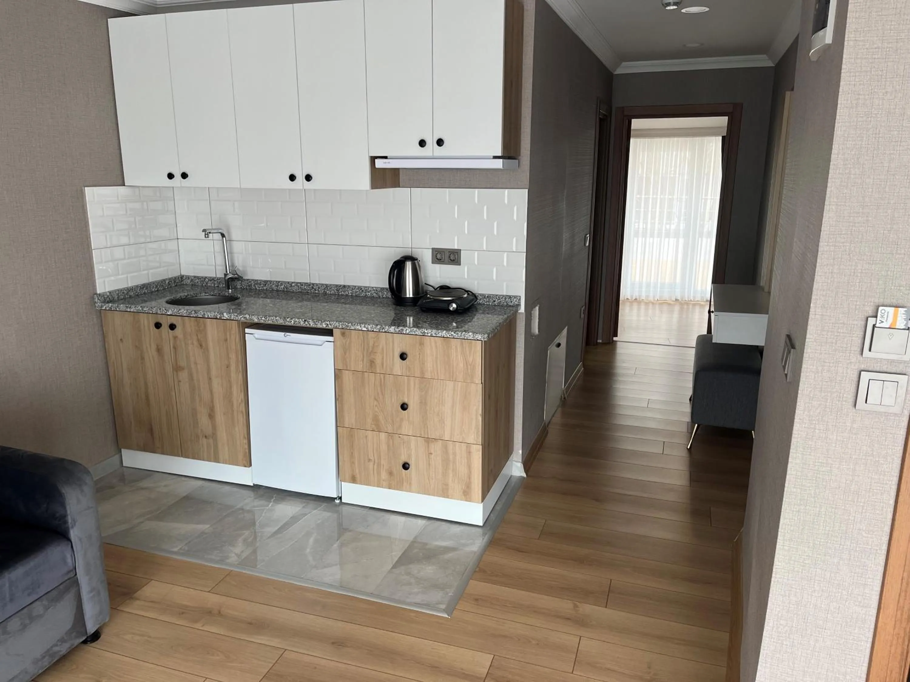 Kitchen or kitchenette in H&L Suites