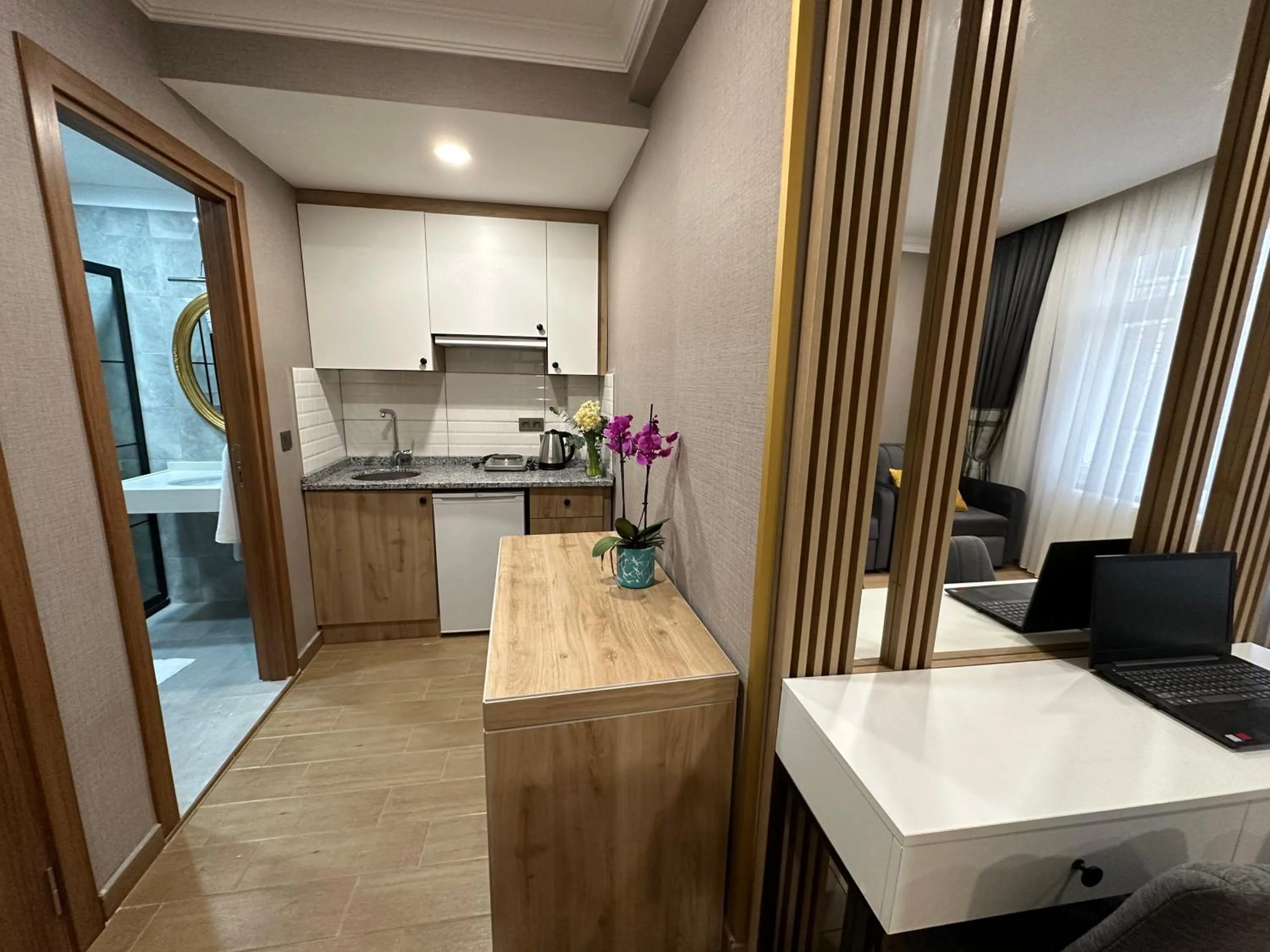 Kitchen or kitchenette in H&L Suites