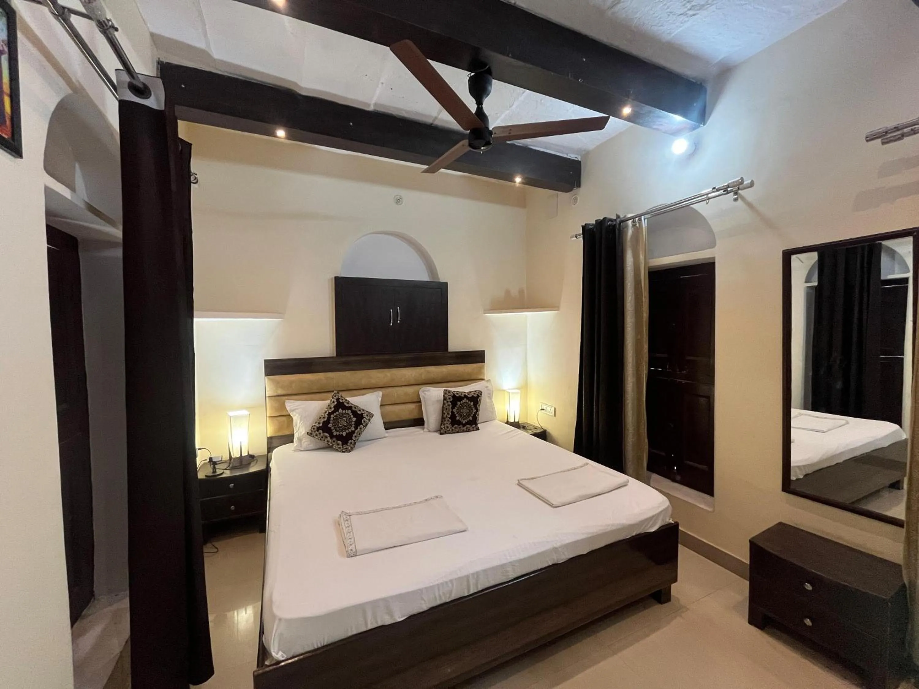 Photo of the whole room, Bed in Foreigners Inn