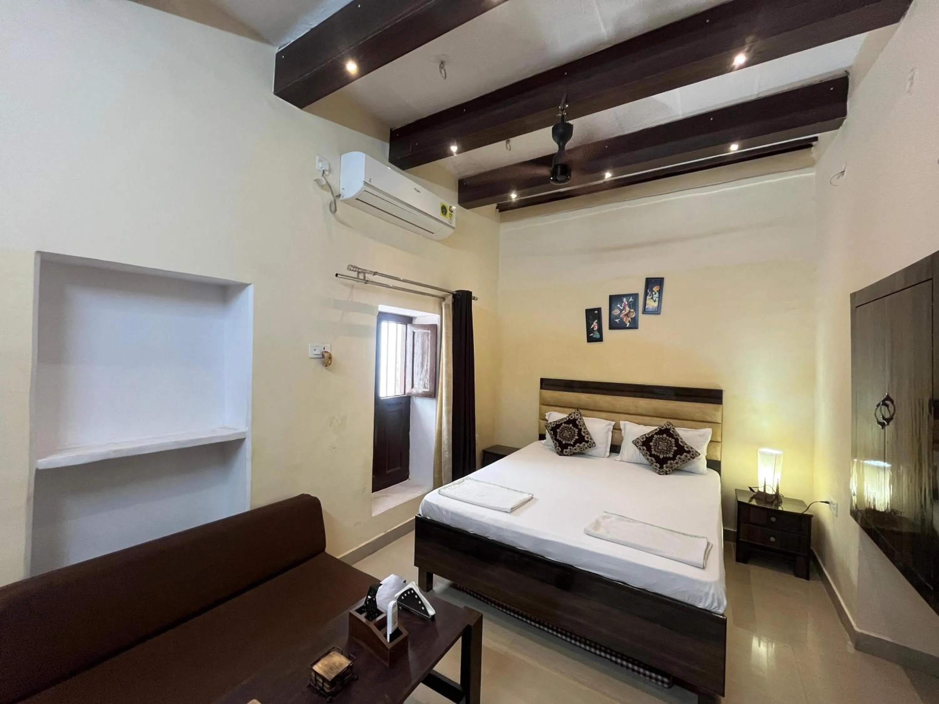 Photo of the whole room, Bed in Foreigners Inn