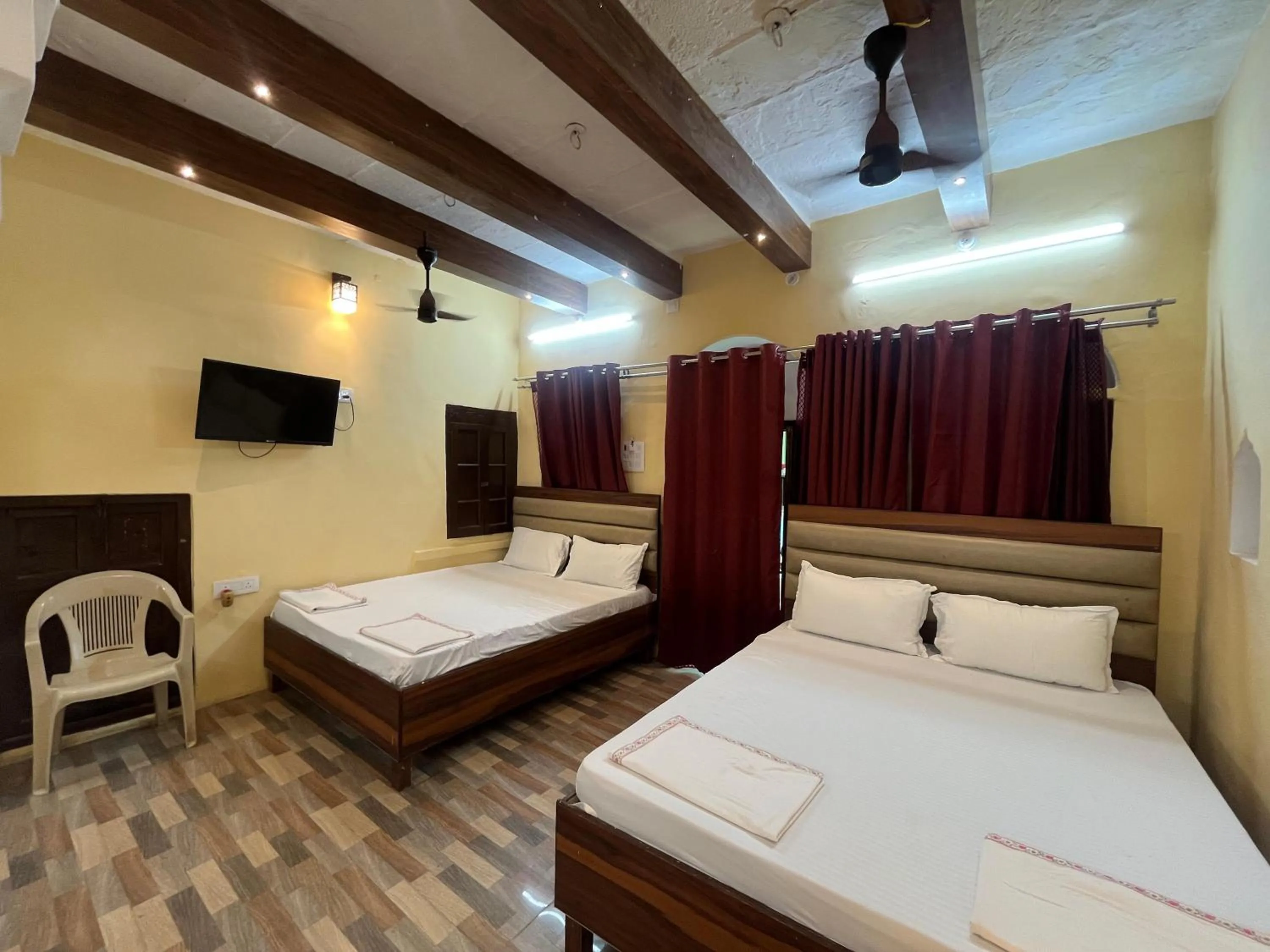 Photo of the whole room, Bed in Foreigners Inn