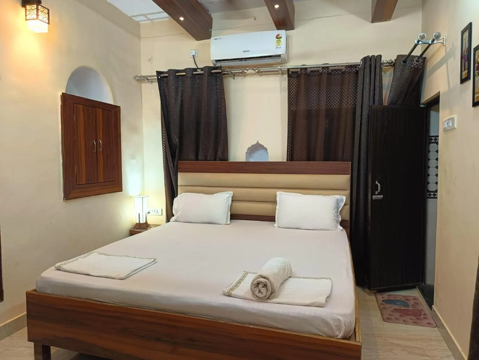 Photo of the whole room, Bed in Foreigners Inn