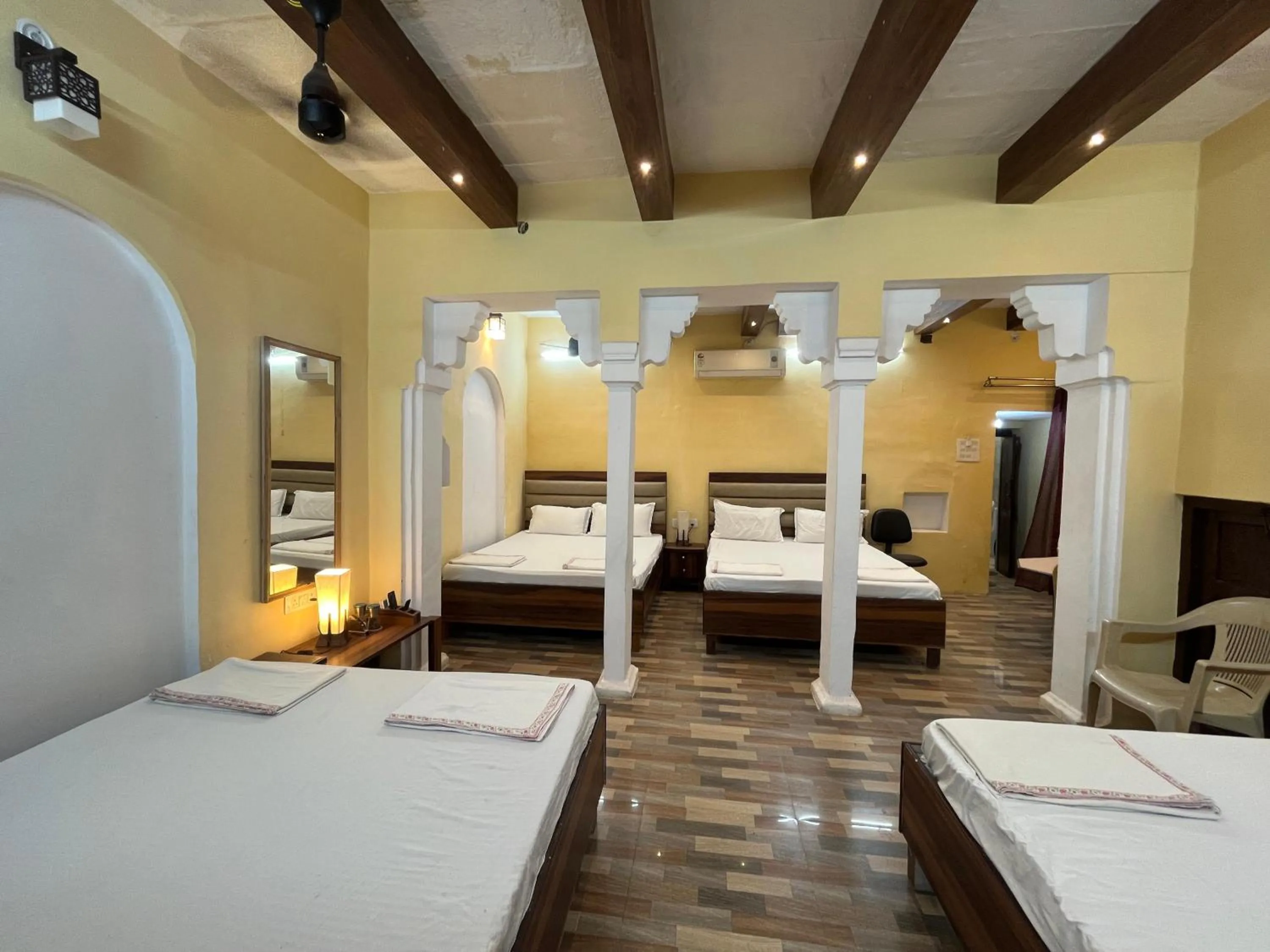 Photo of the whole room, Bed in Foreigners Inn