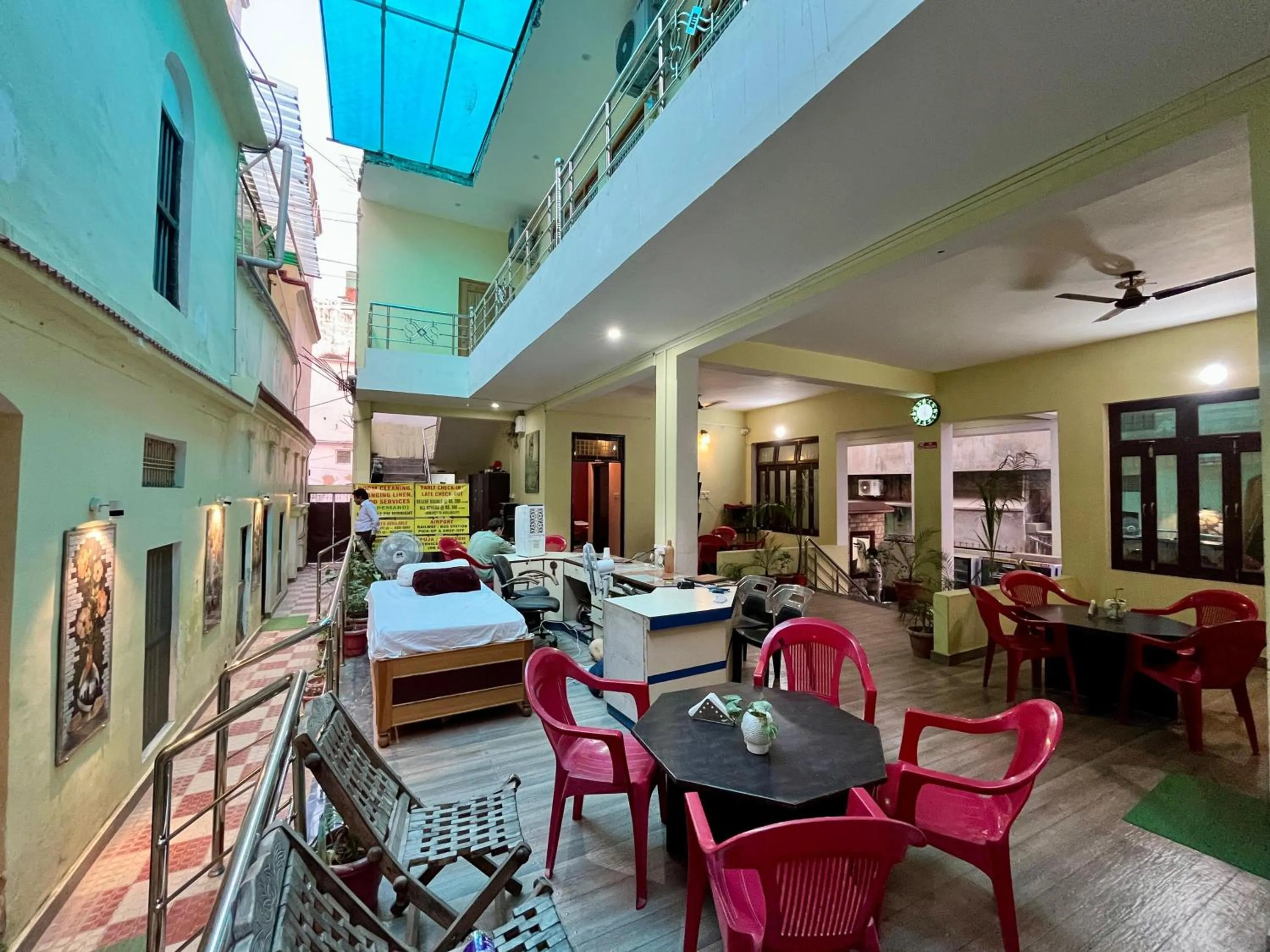 Communal lounge/ TV room in Foreigners Inn