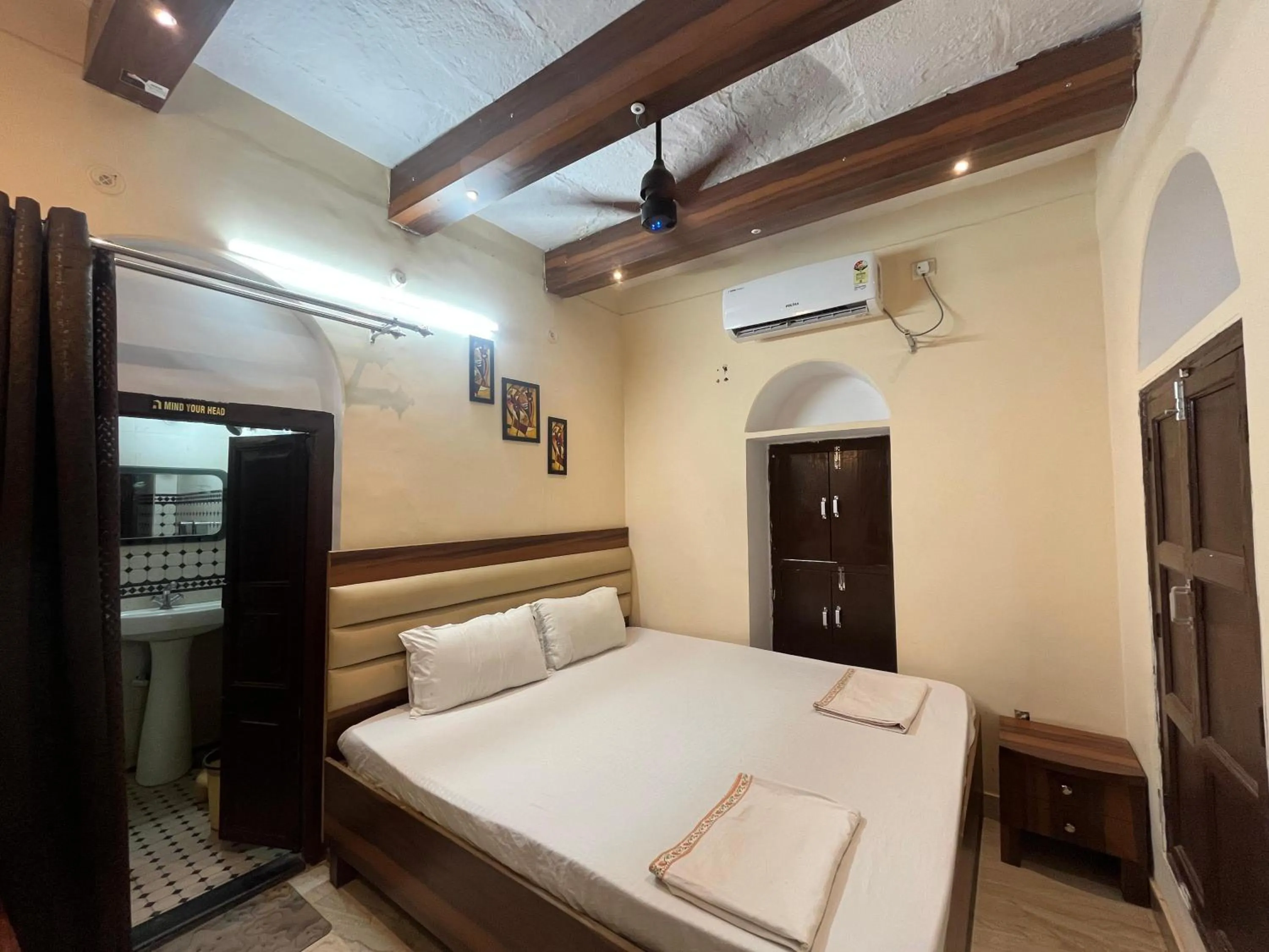 Photo of the whole room, Bed in Foreigners Inn