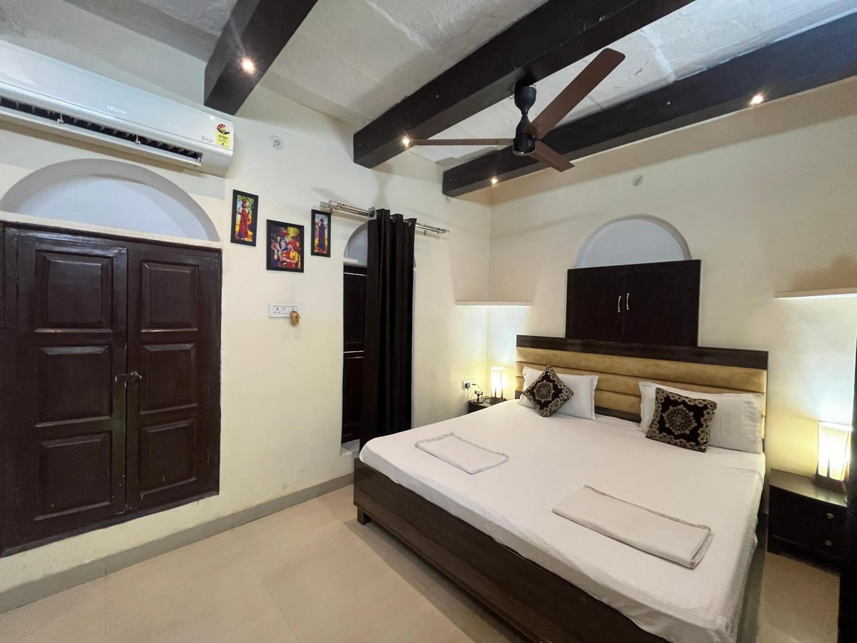 Photo of the whole room, Bed in Foreigners Inn