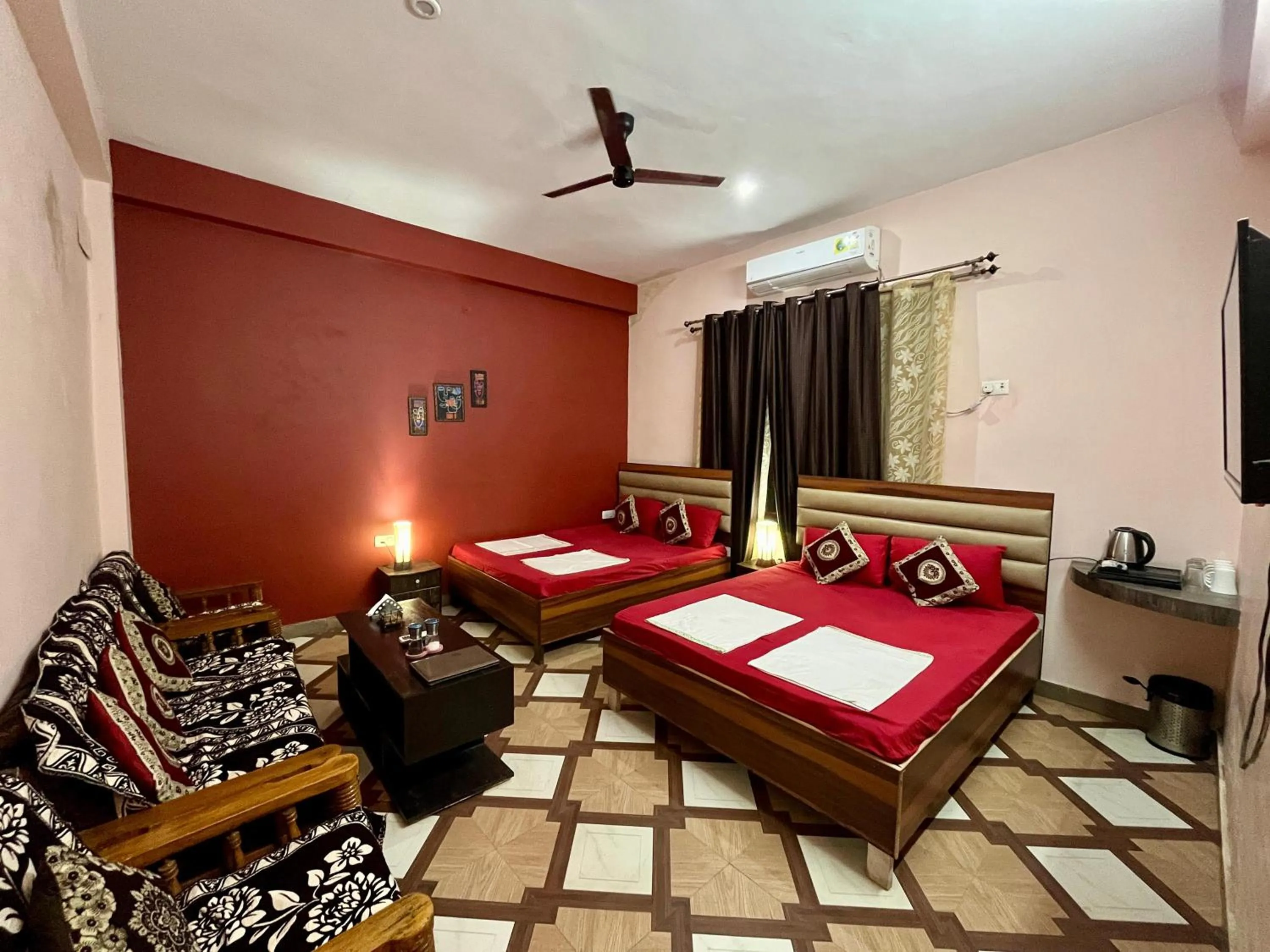 Photo of the whole room, Bed in Foreigners Inn