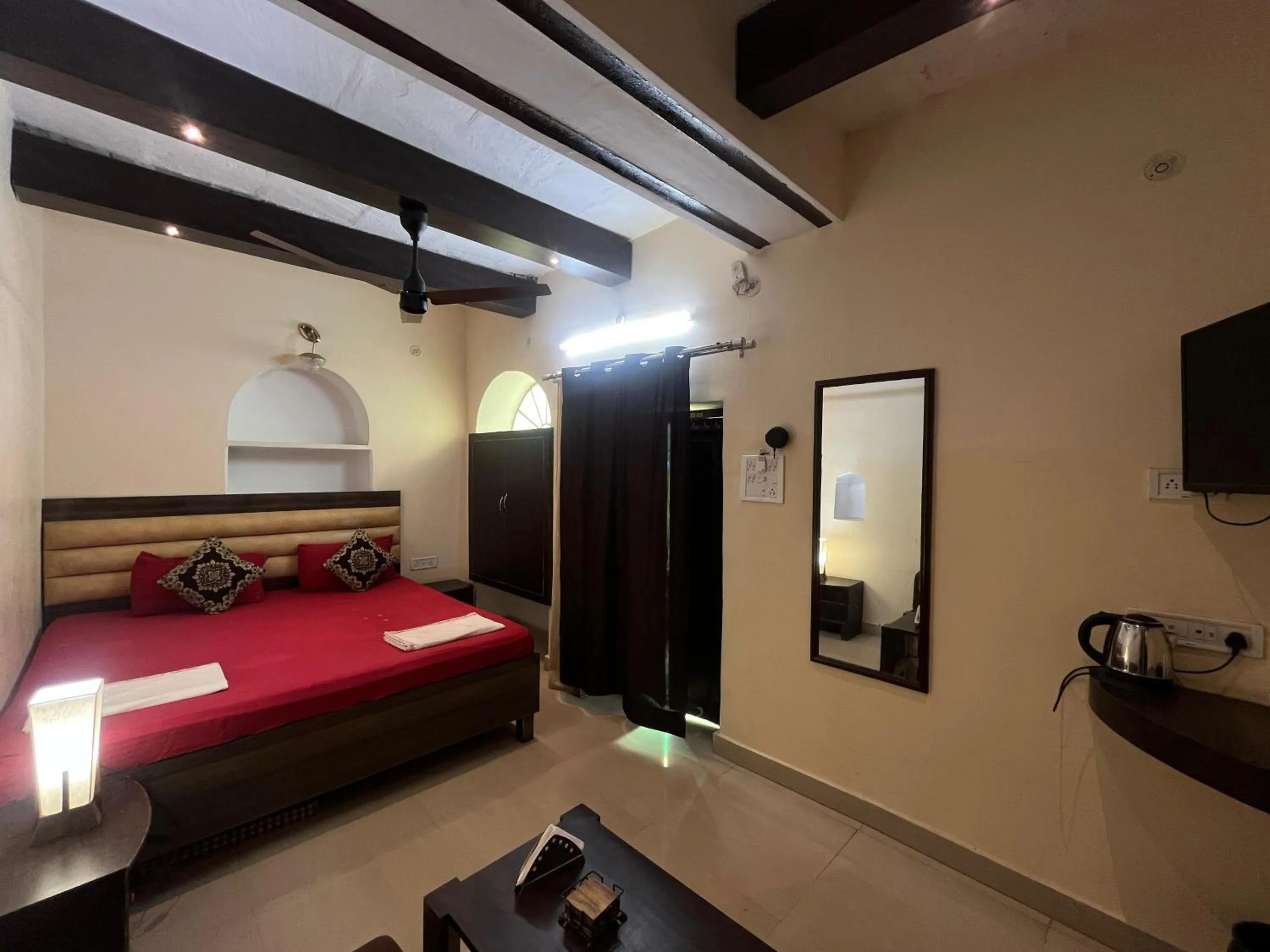 Photo of the whole room, Bed in Foreigners Inn