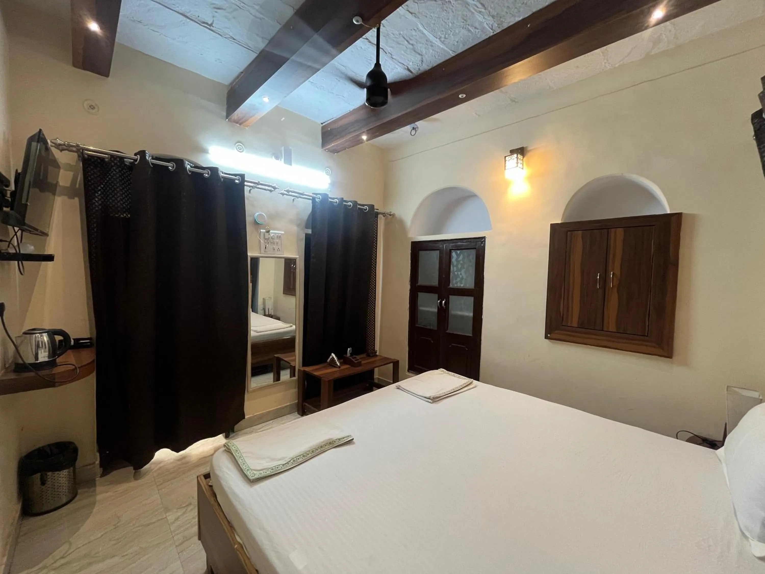 Photo of the whole room, Bed in Foreigners Inn