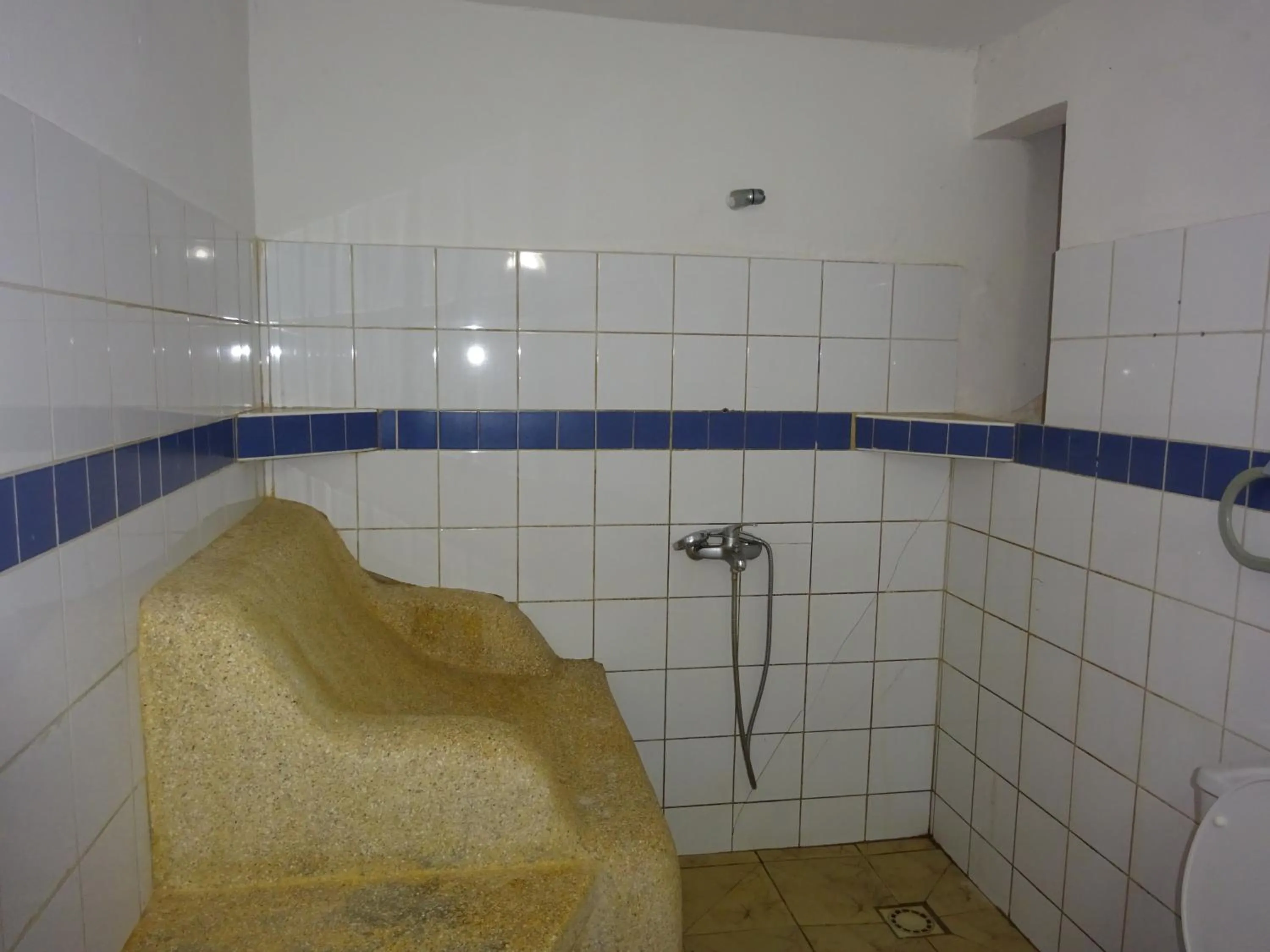 Shower in HOTEL DU BAR DE LA MER CAP SKIRRiNG