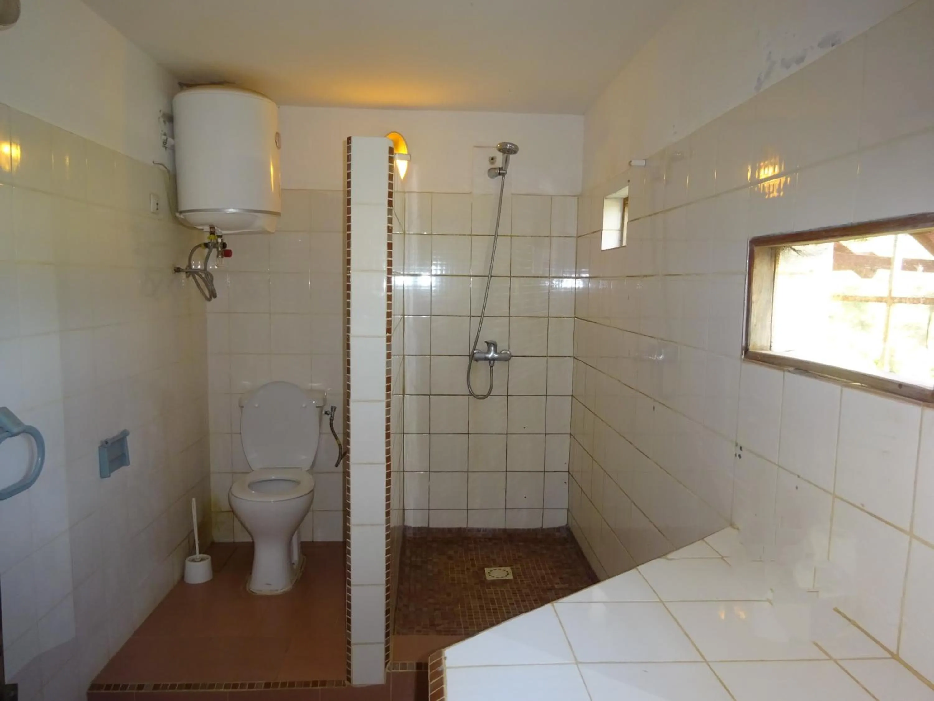 Shower in HOTEL DU BAR DE LA MER CAP SKIRRiNG