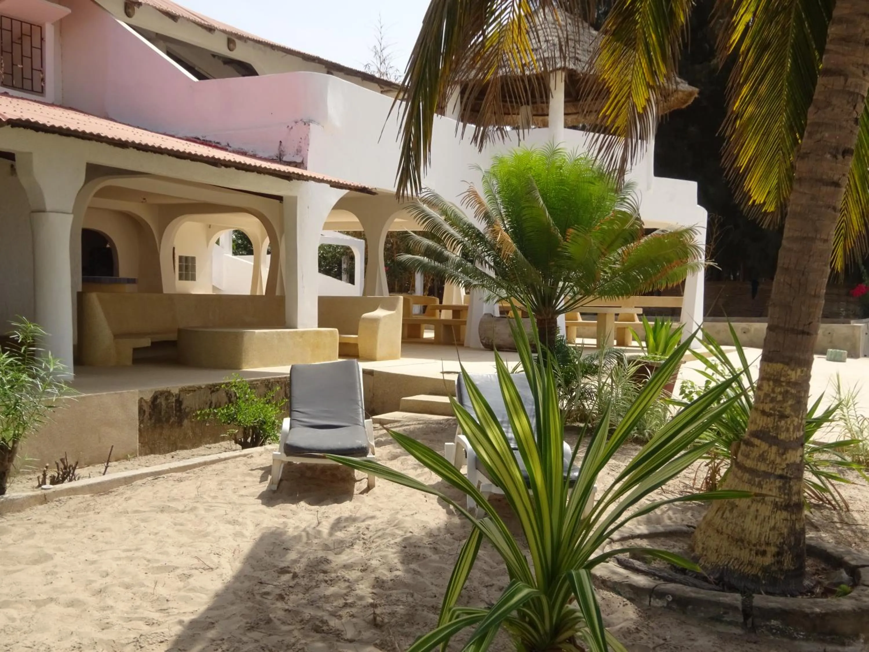 Patio in HOTEL DU BAR DE LA MER CAP SKIRRiNG