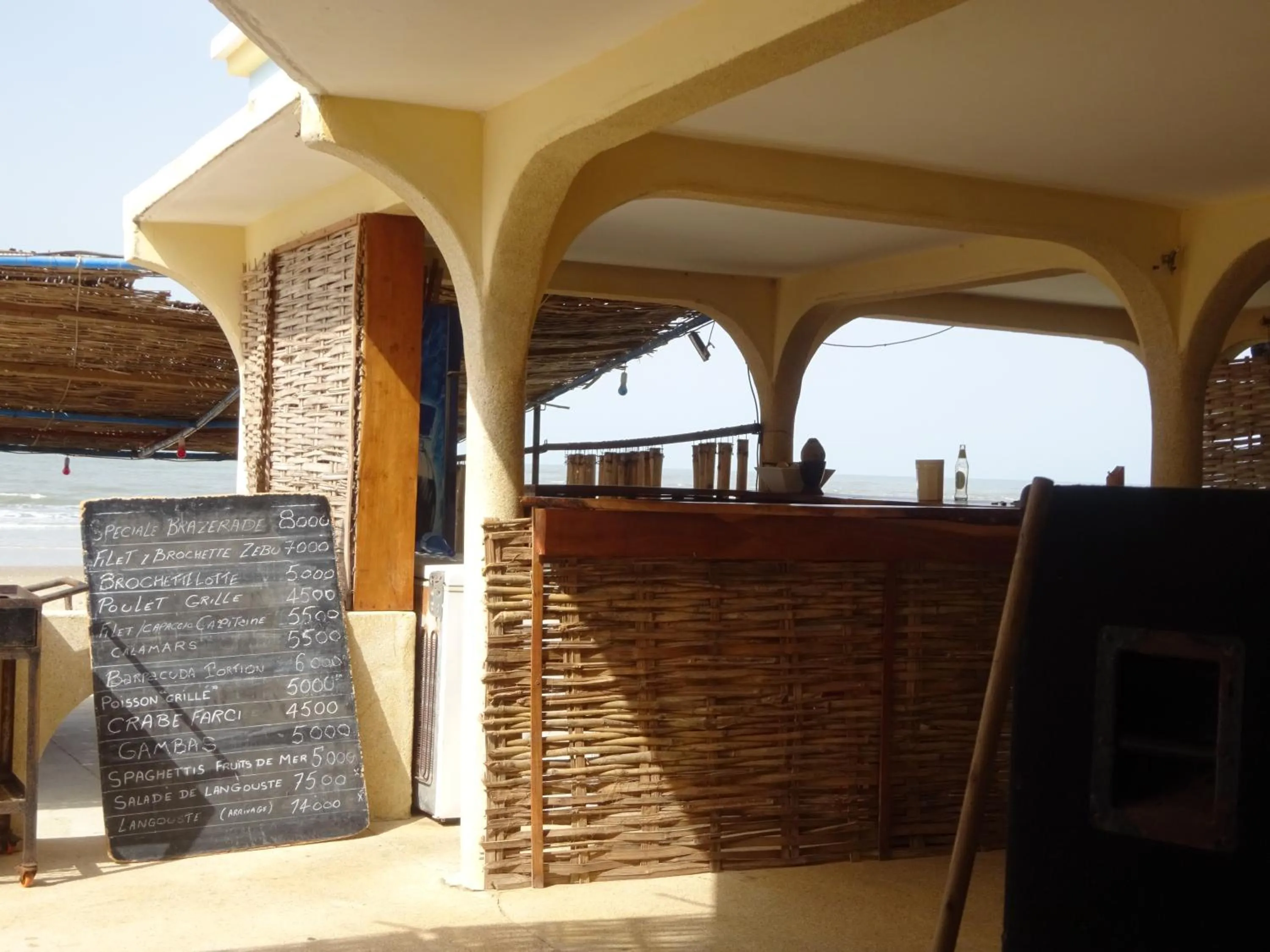Patio in HOTEL DU BAR DE LA MER CAP SKIRRiNG