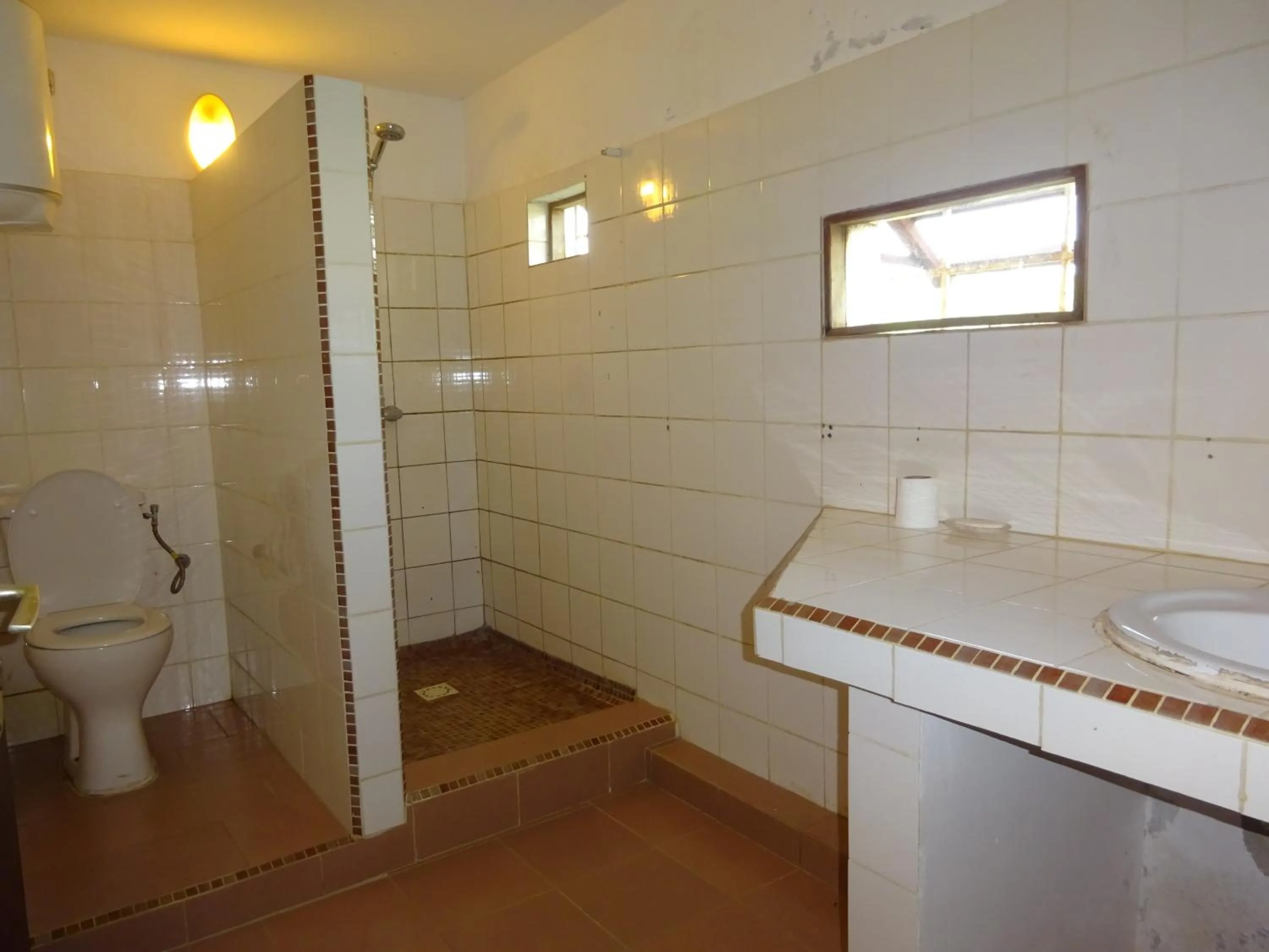 Shower in HOTEL DU BAR DE LA MER CAP SKIRRiNG