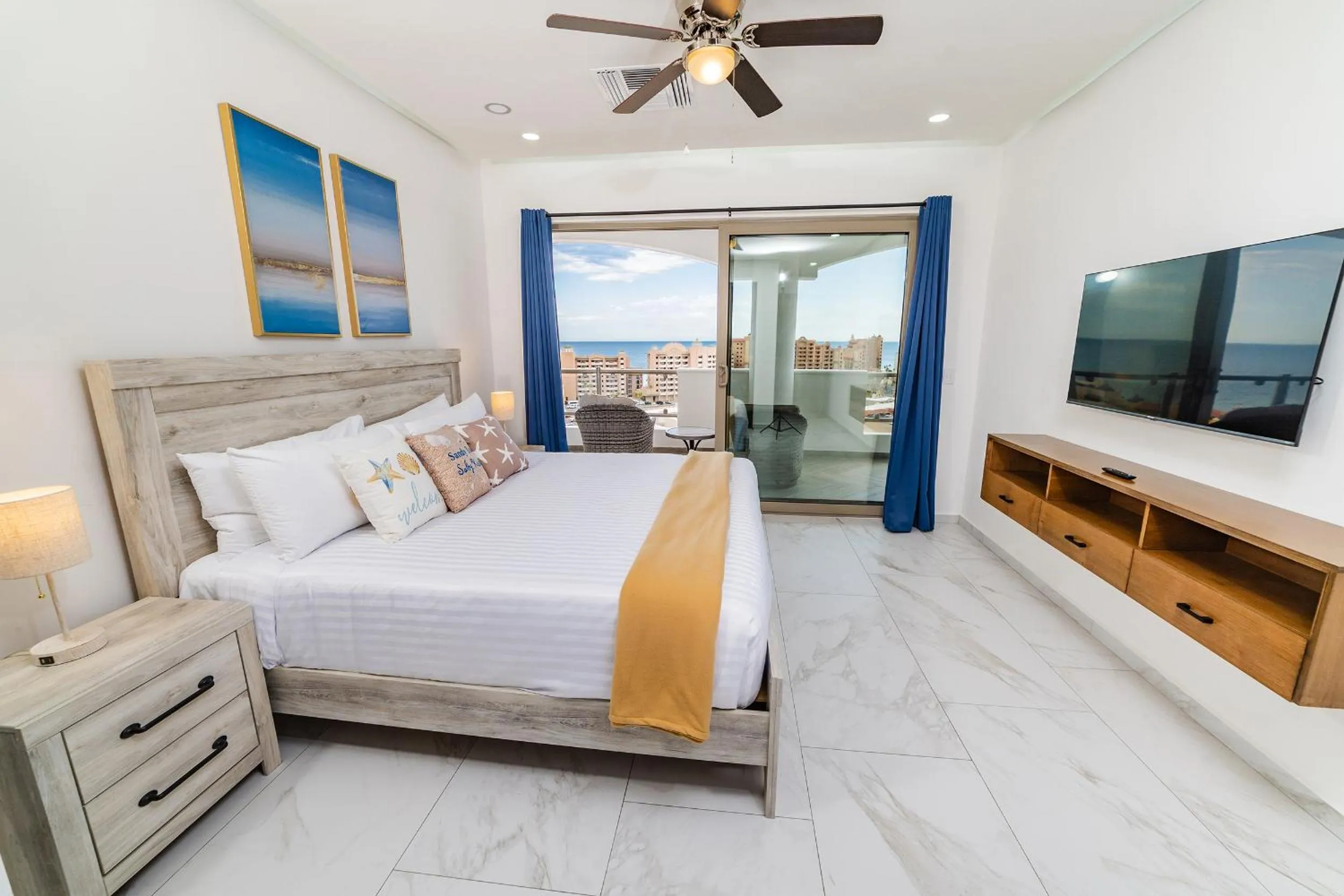Bed in Casa Blanca Golf Villas