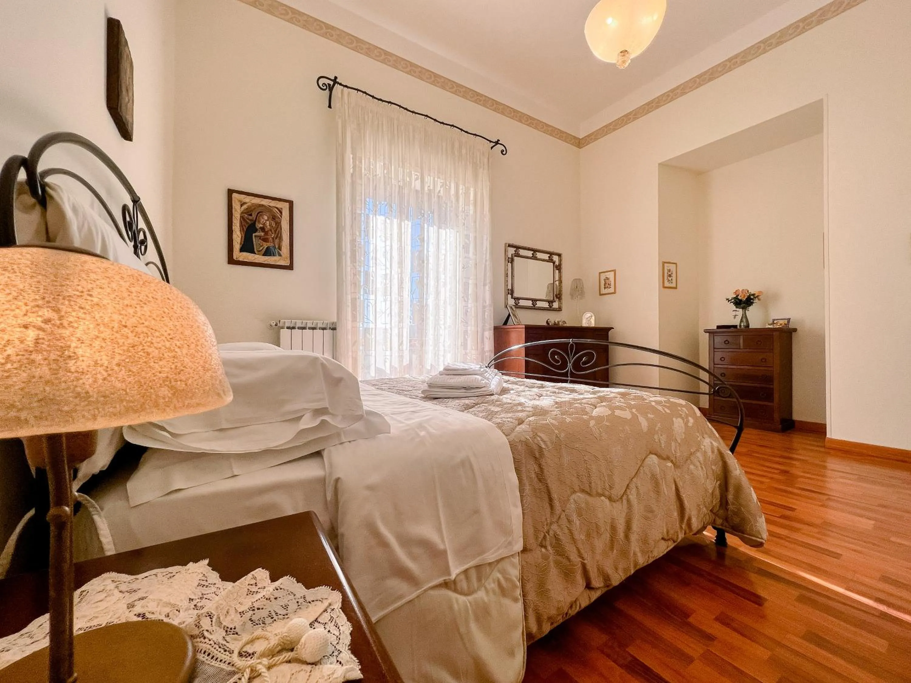 Photo of the whole room, Bed in Borgo Antico