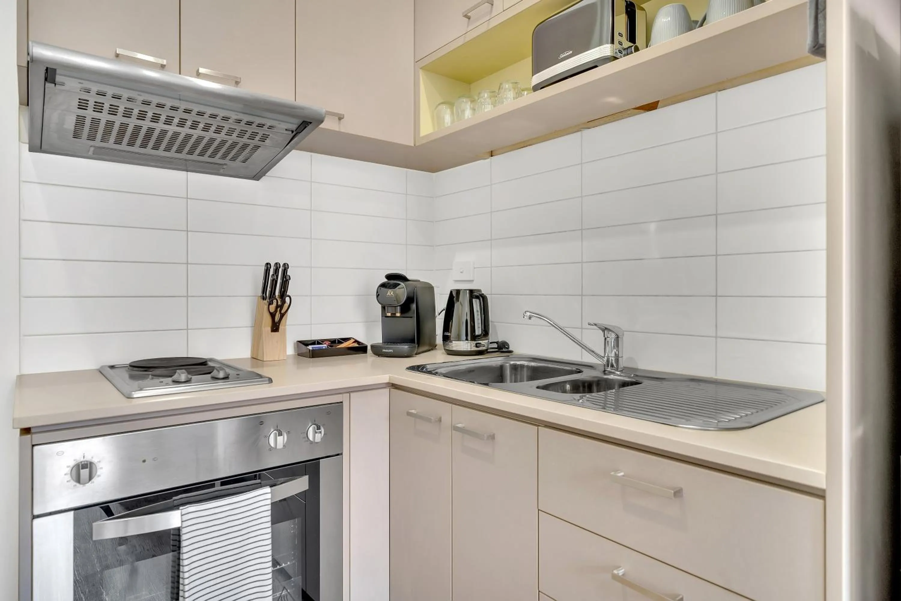 Kitchen or kitchenette in Grosvenor 3121 Richmond