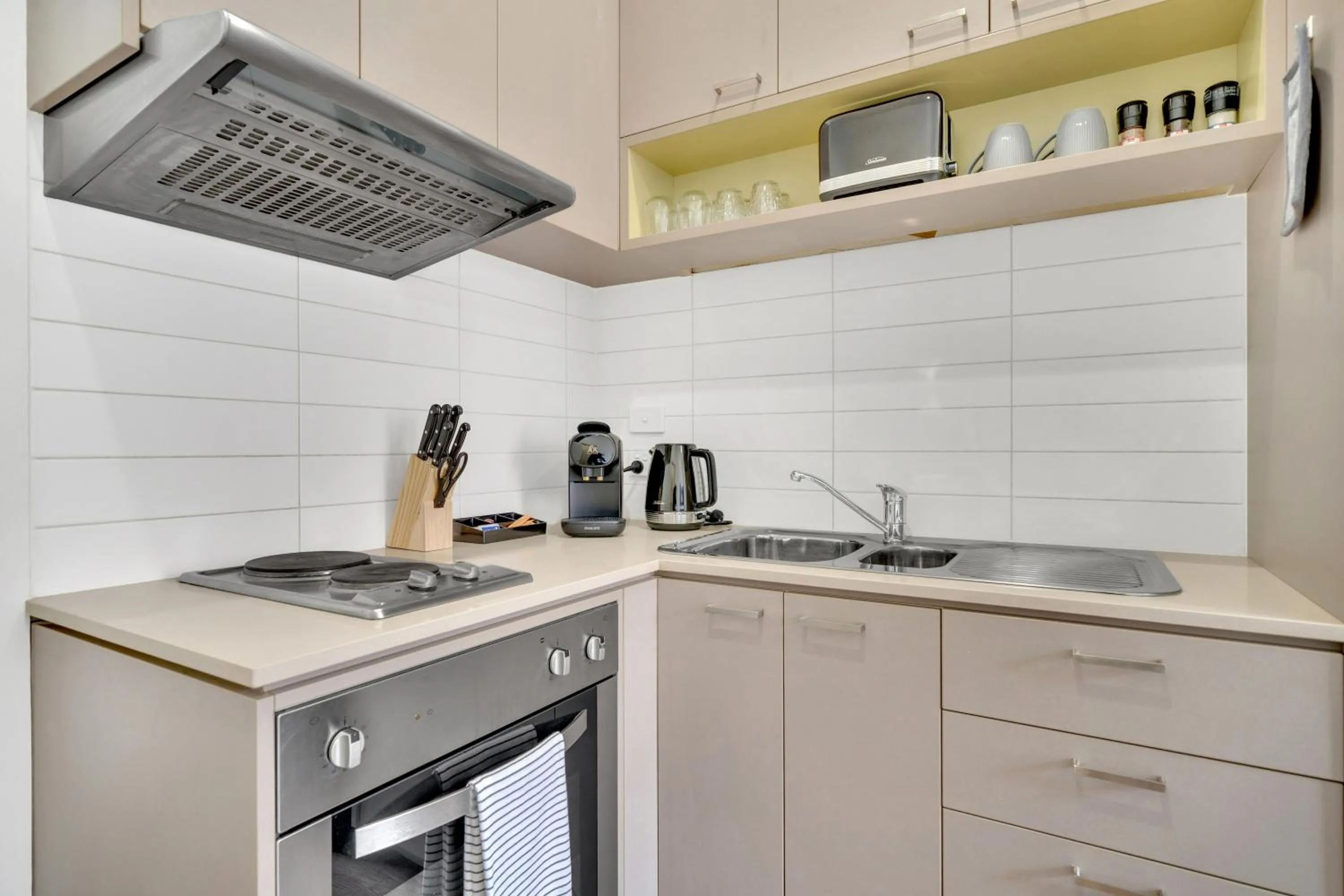 Coffee/tea facilities in Grosvenor 3121 Richmond