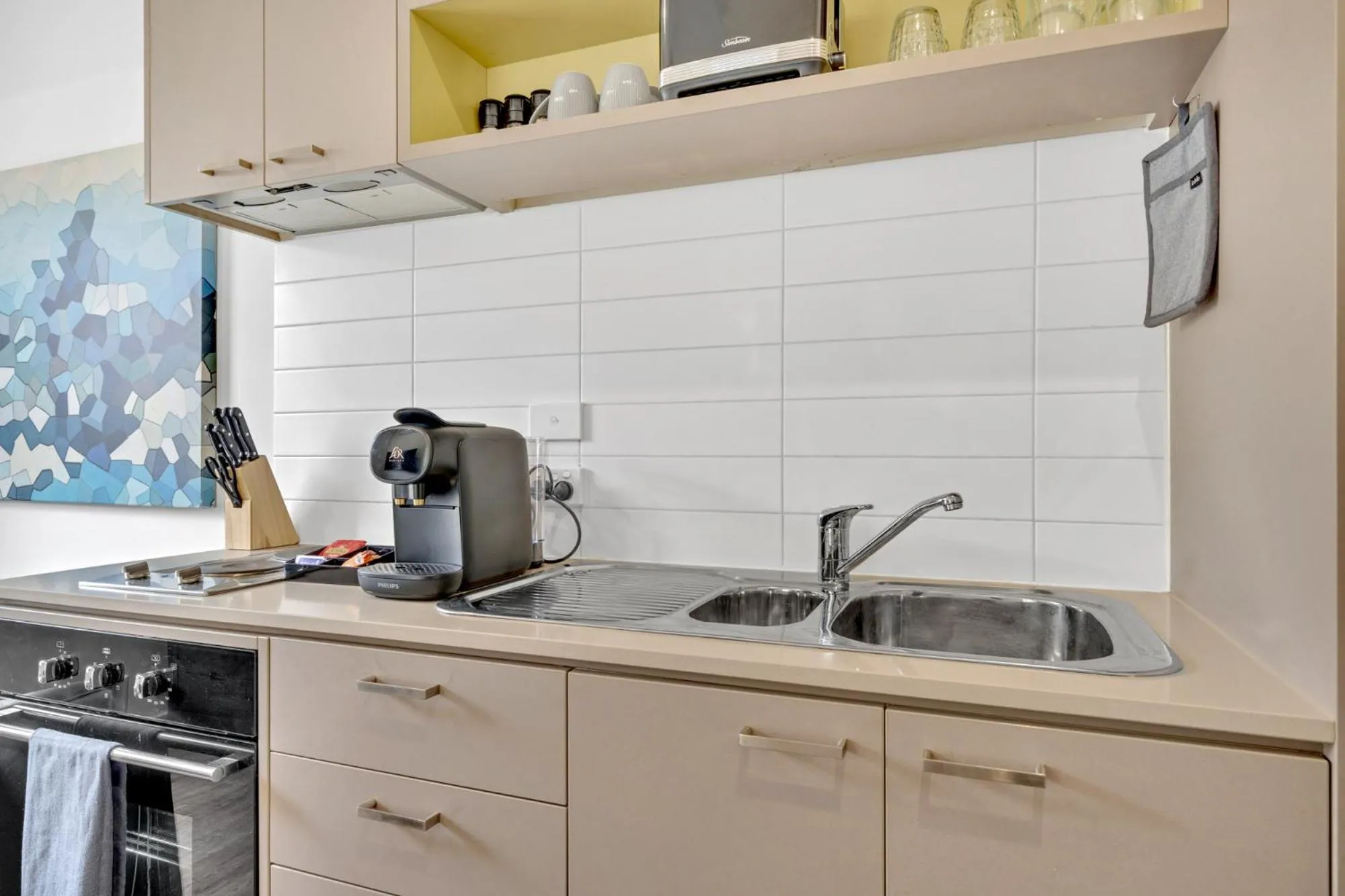 Coffee/tea facilities in Grosvenor 3121 Richmond