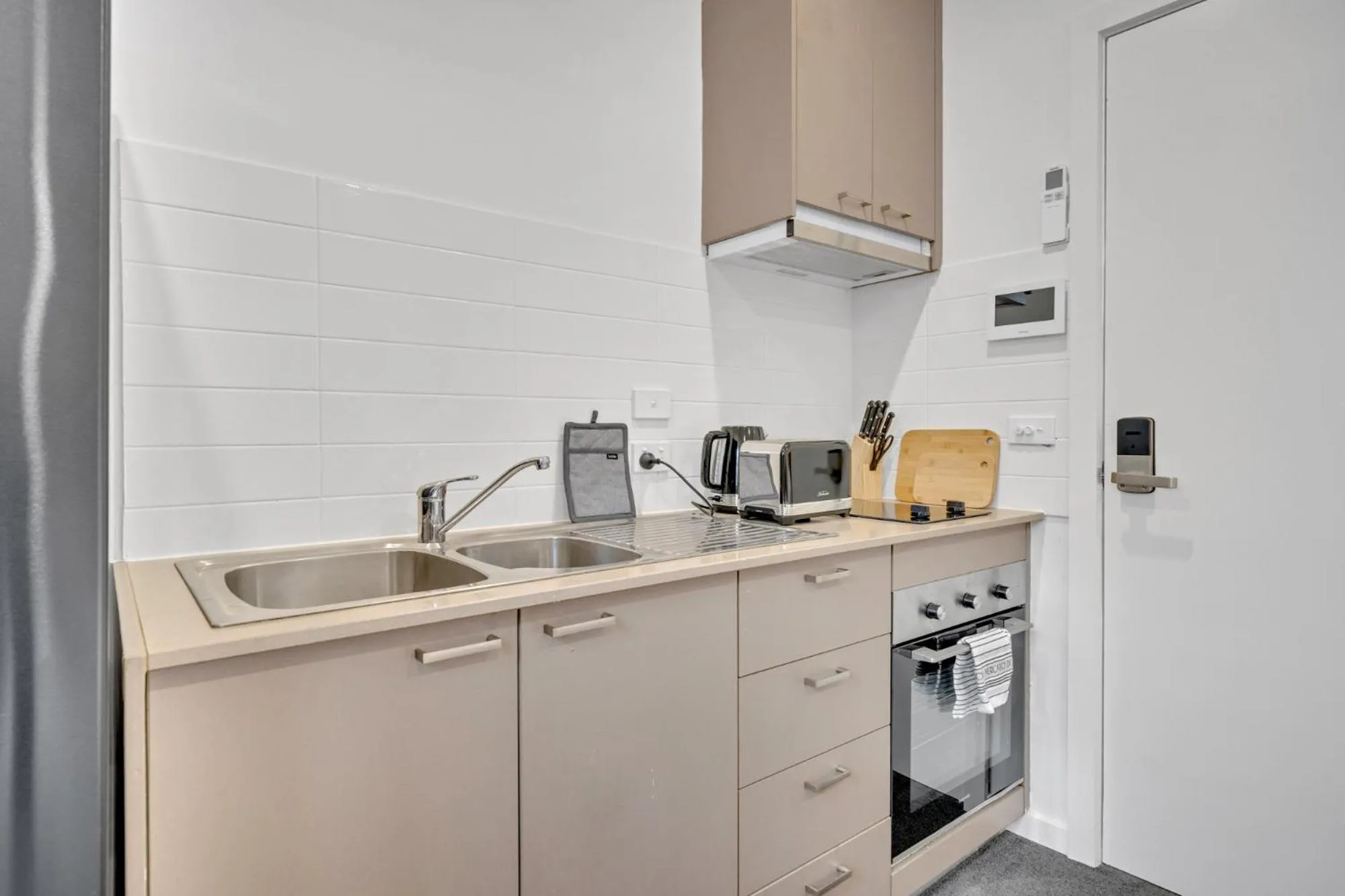 Coffee/tea facilities in Grosvenor 3121 Richmond