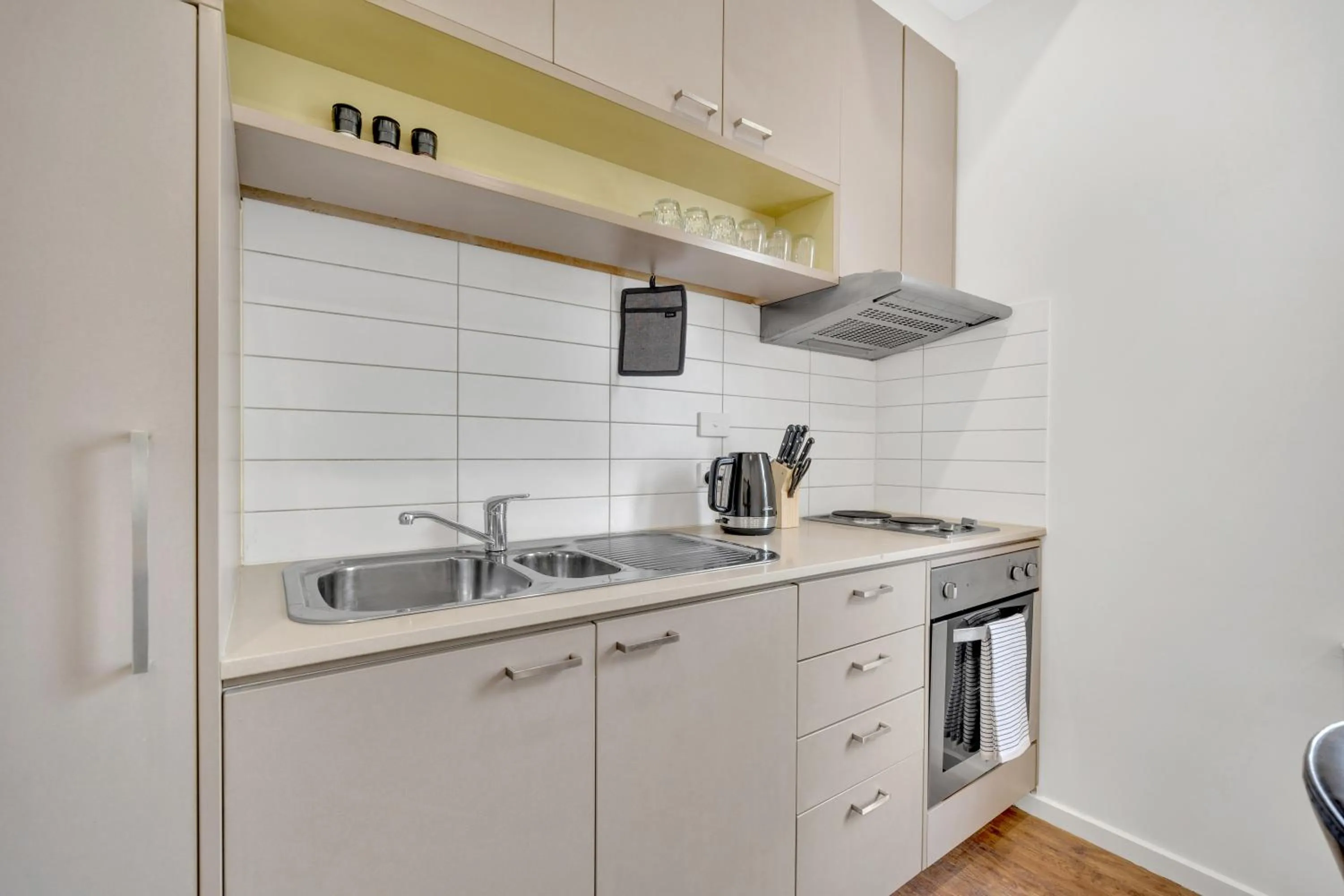 Coffee/tea facilities in Grosvenor 3121 Richmond