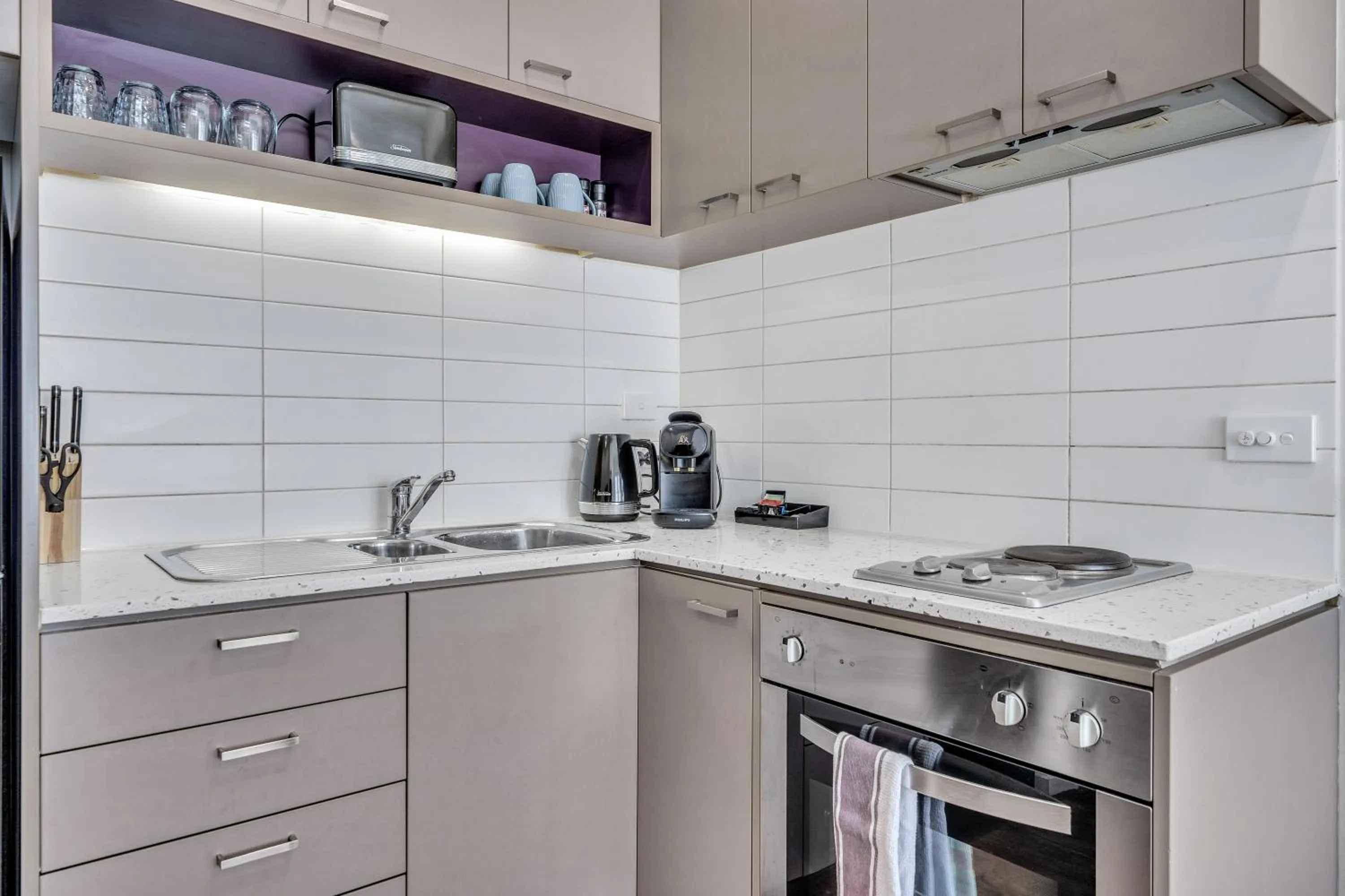Coffee/tea facilities in Grosvenor 3121 Richmond