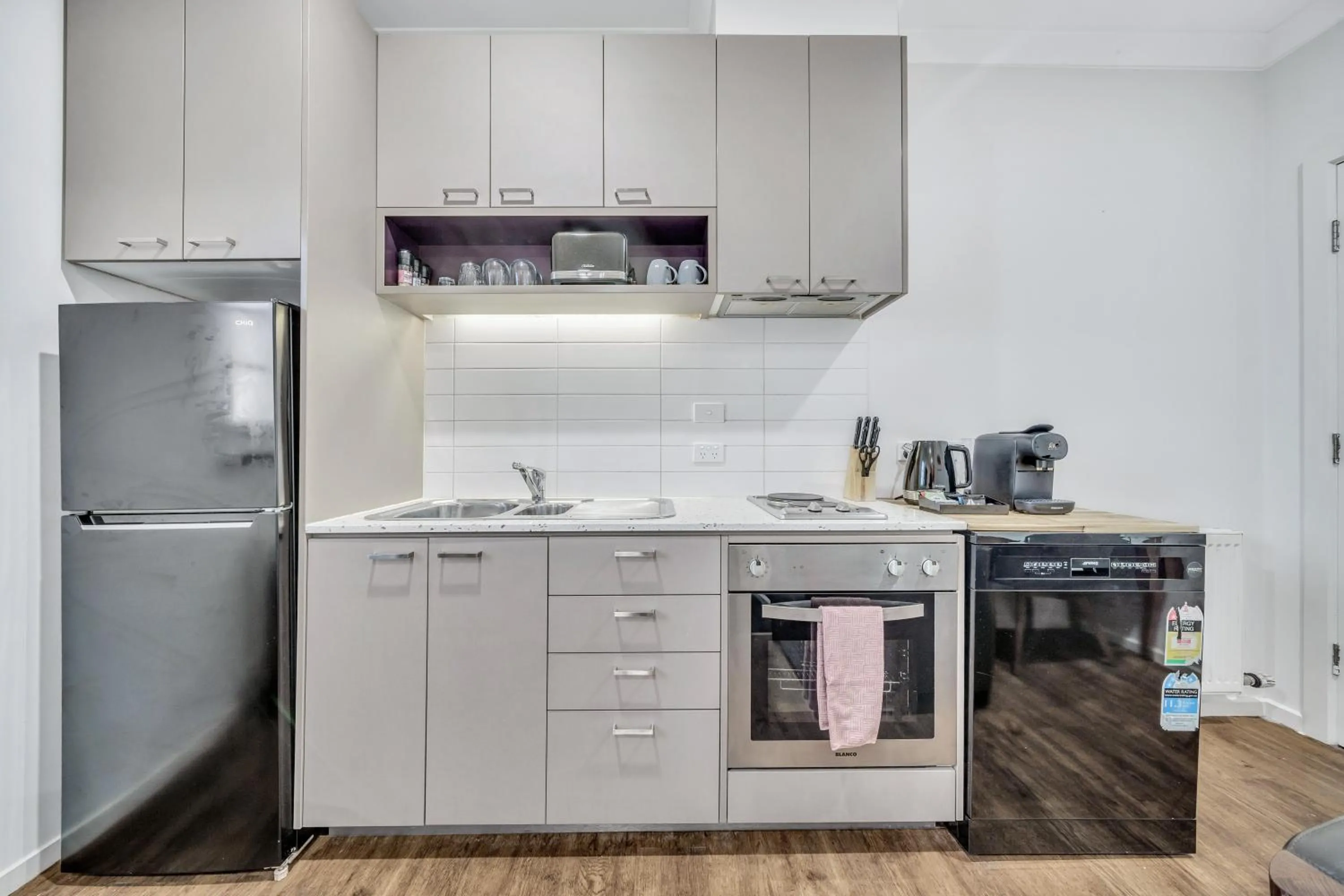 Coffee/tea facilities in Grosvenor 3121 Richmond