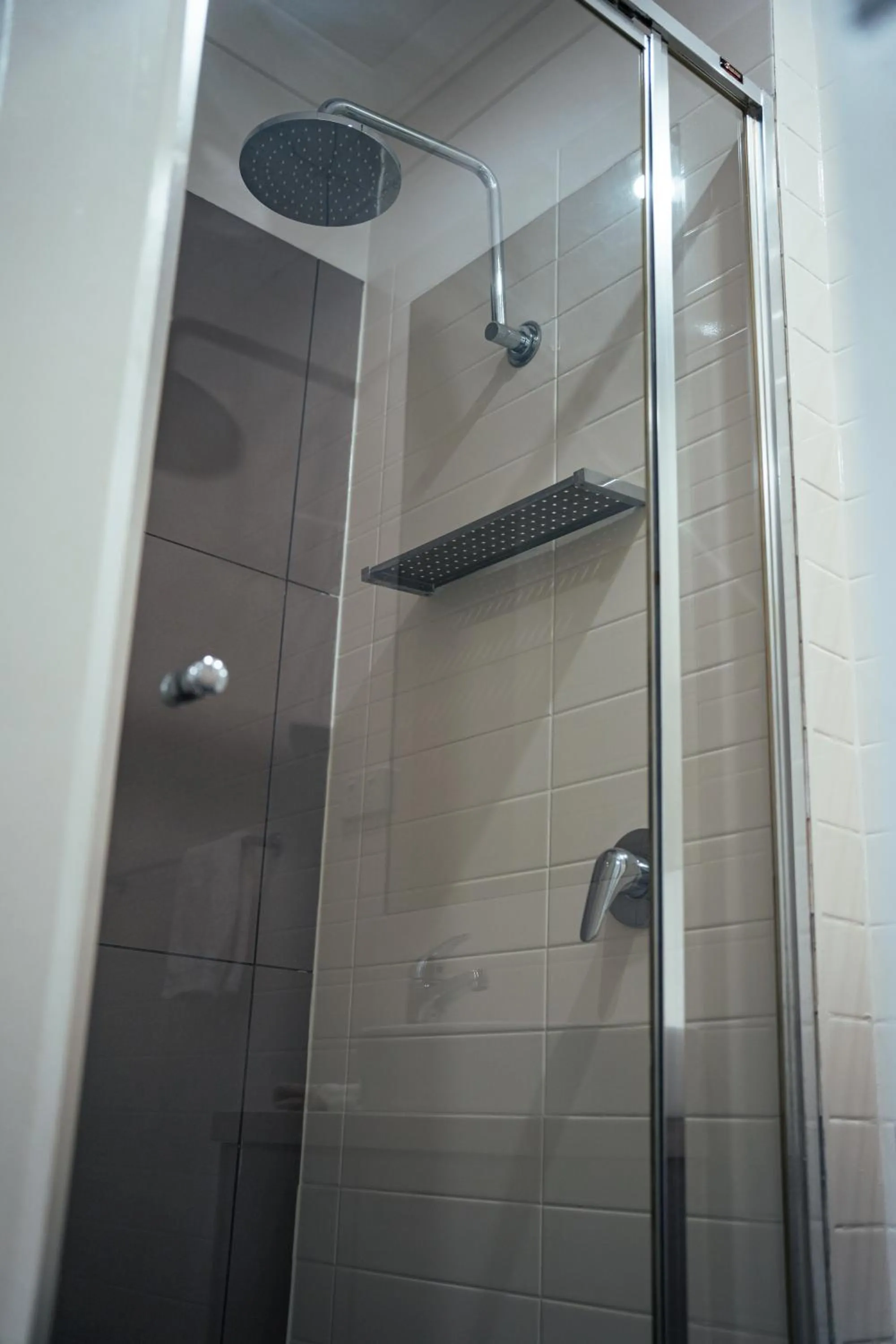 Shower in Grosvenor 3121 Richmond