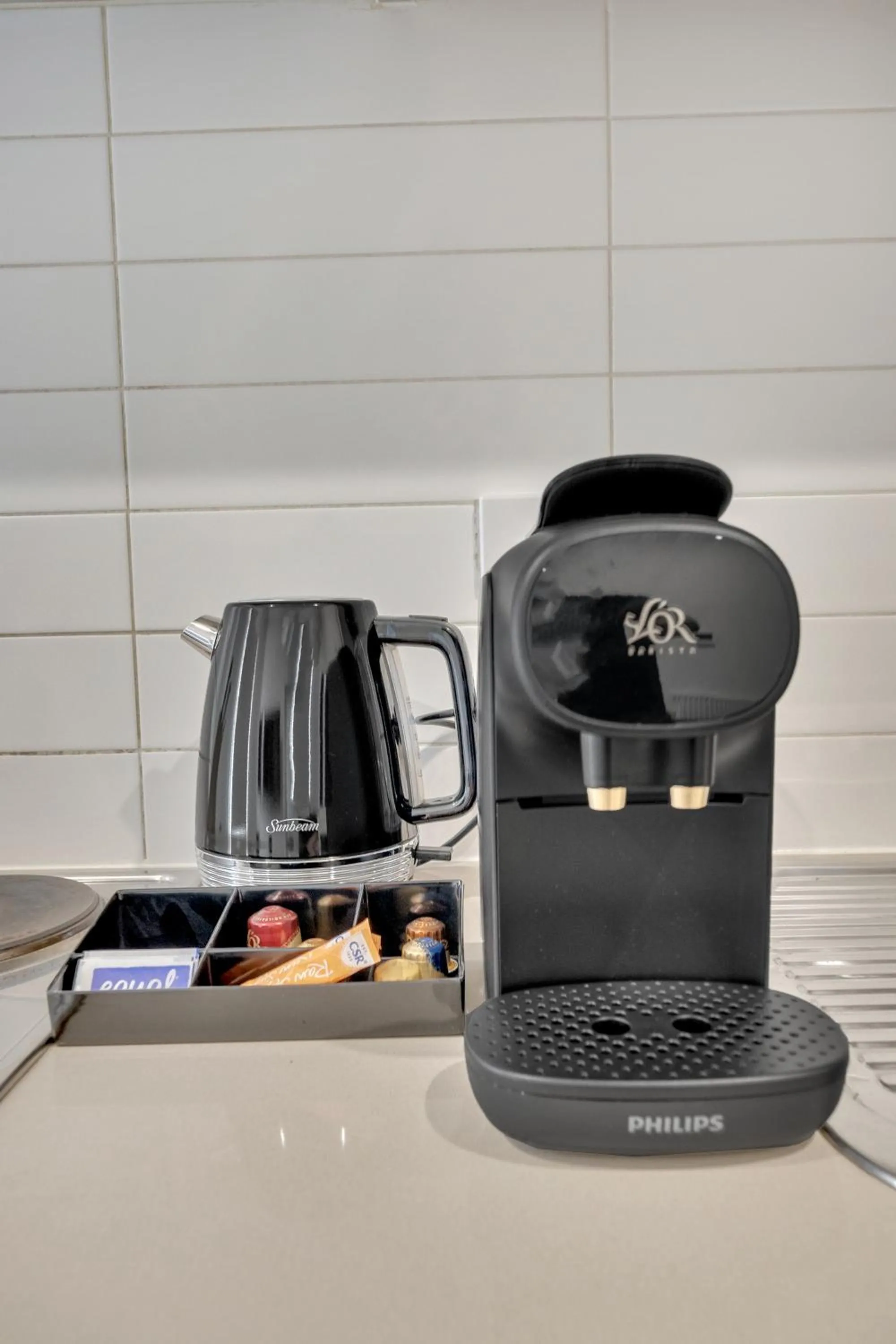 Coffee/tea facilities in Grosvenor 3121 Richmond