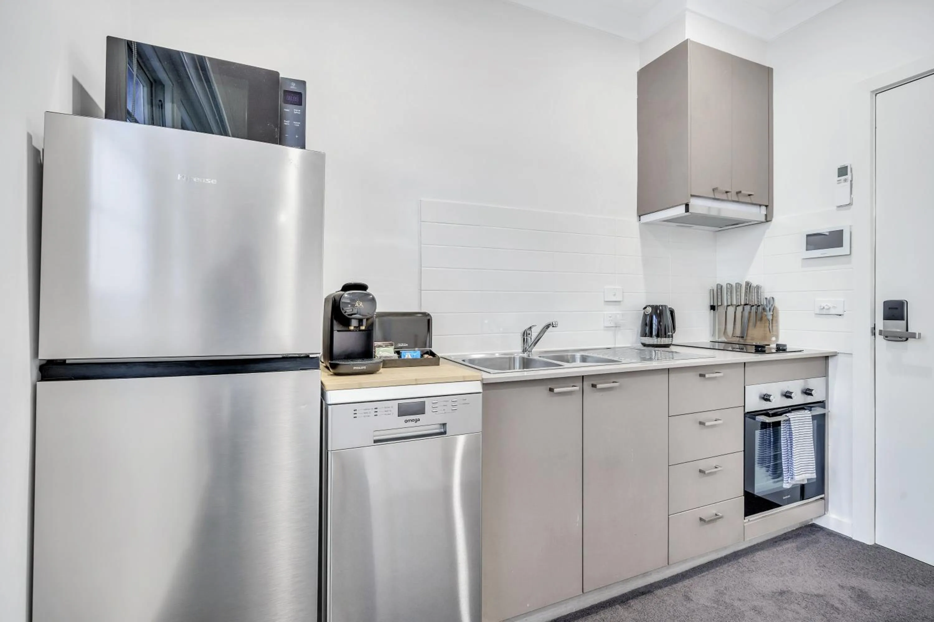 Coffee/tea facilities in Grosvenor 3121 Richmond