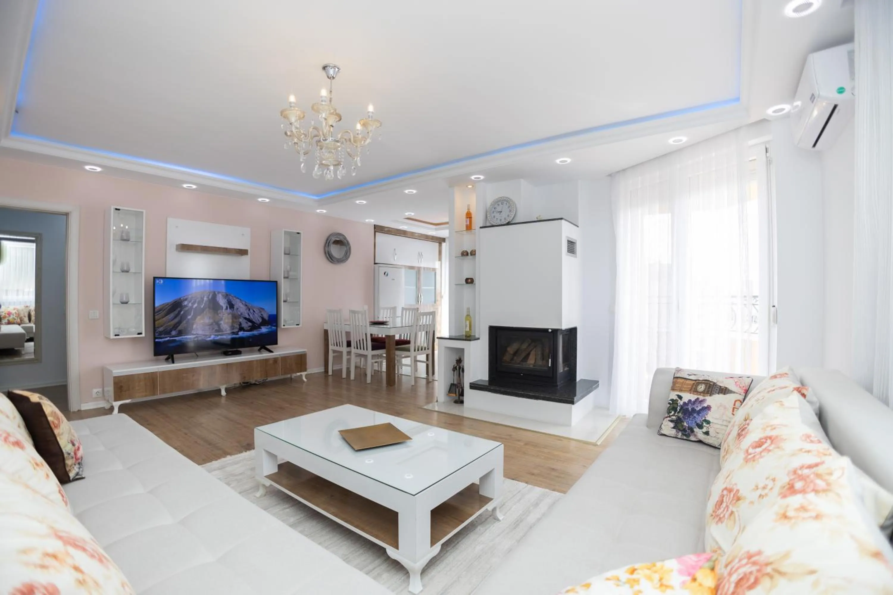 Communal lounge/ TV room in Dodona ApartHotel in Prishtina
