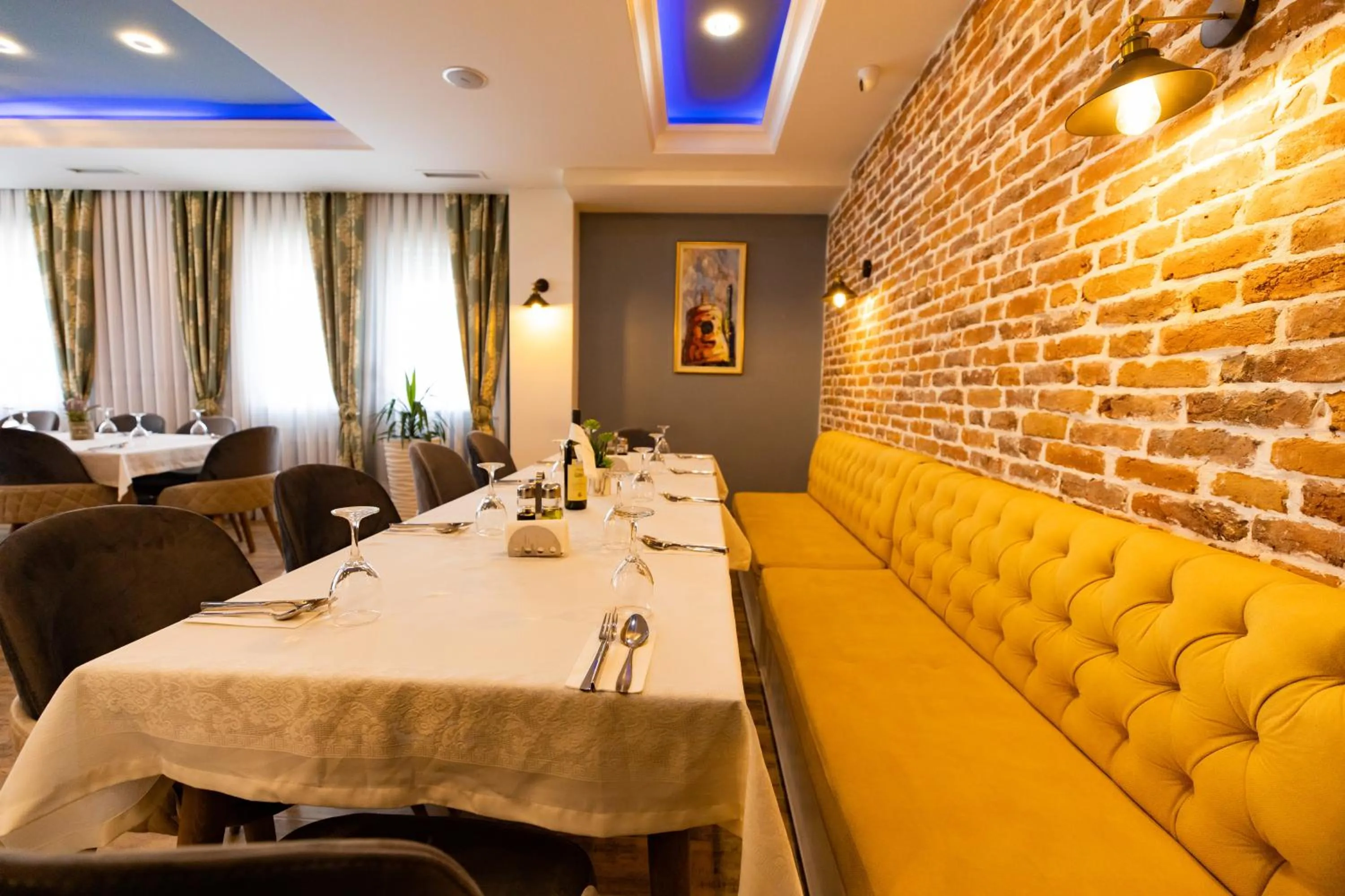 Restaurant/places to eat in Dodona ApartHotel in Prishtina