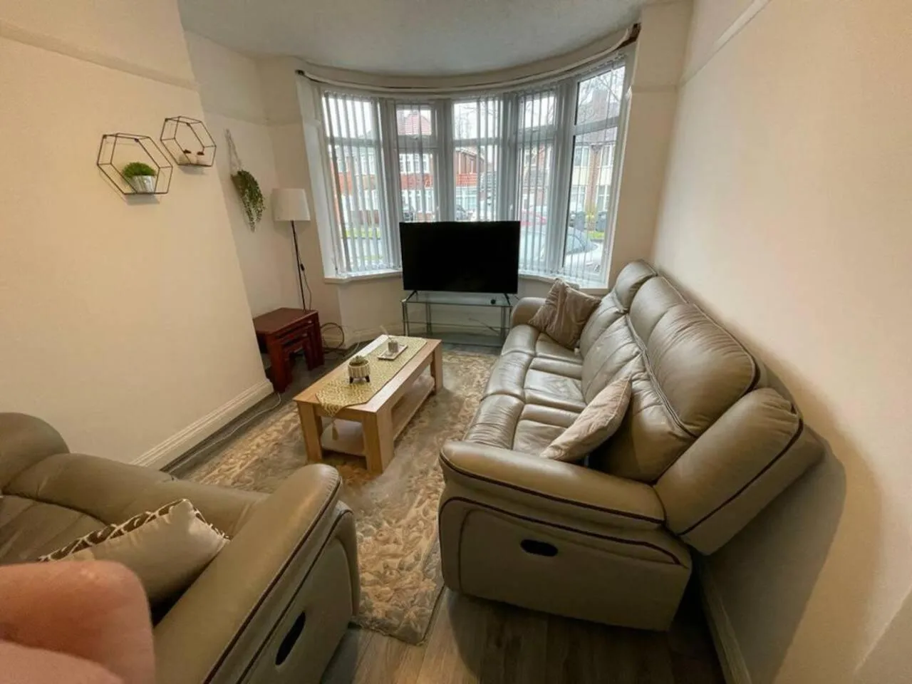 Communal lounge/ TV room in 3-Bed House - Sleeps 5 with Free Parking