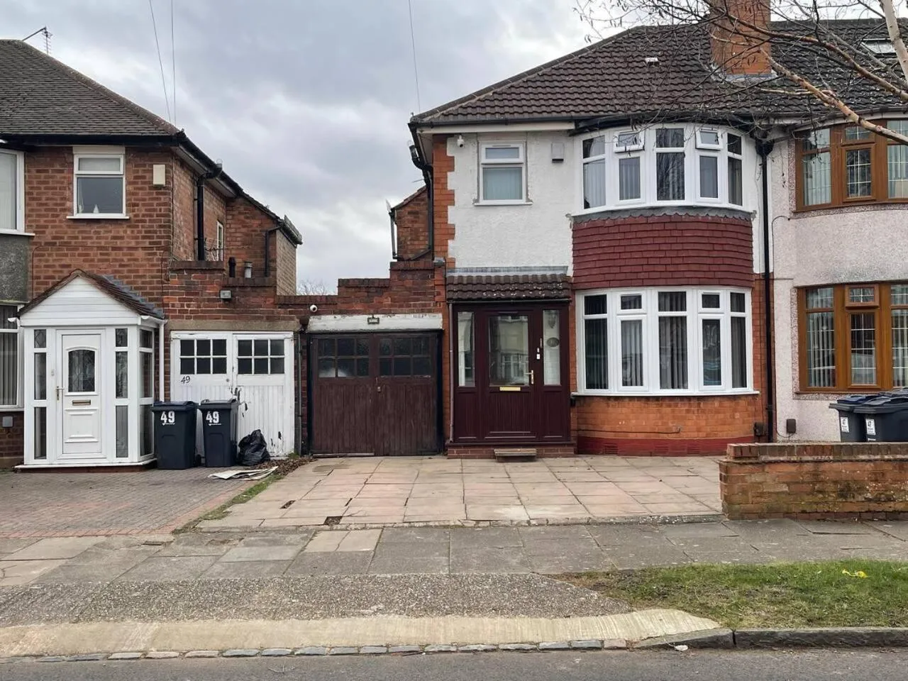 Property building in 3-Bed House - Sleeps 5 with Free Parking