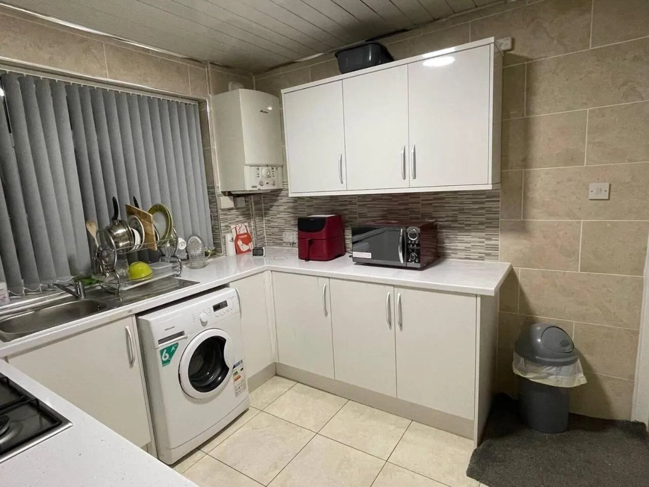 Kitchen or kitchenette in 3-Bed House - Sleeps 5 with Free Parking