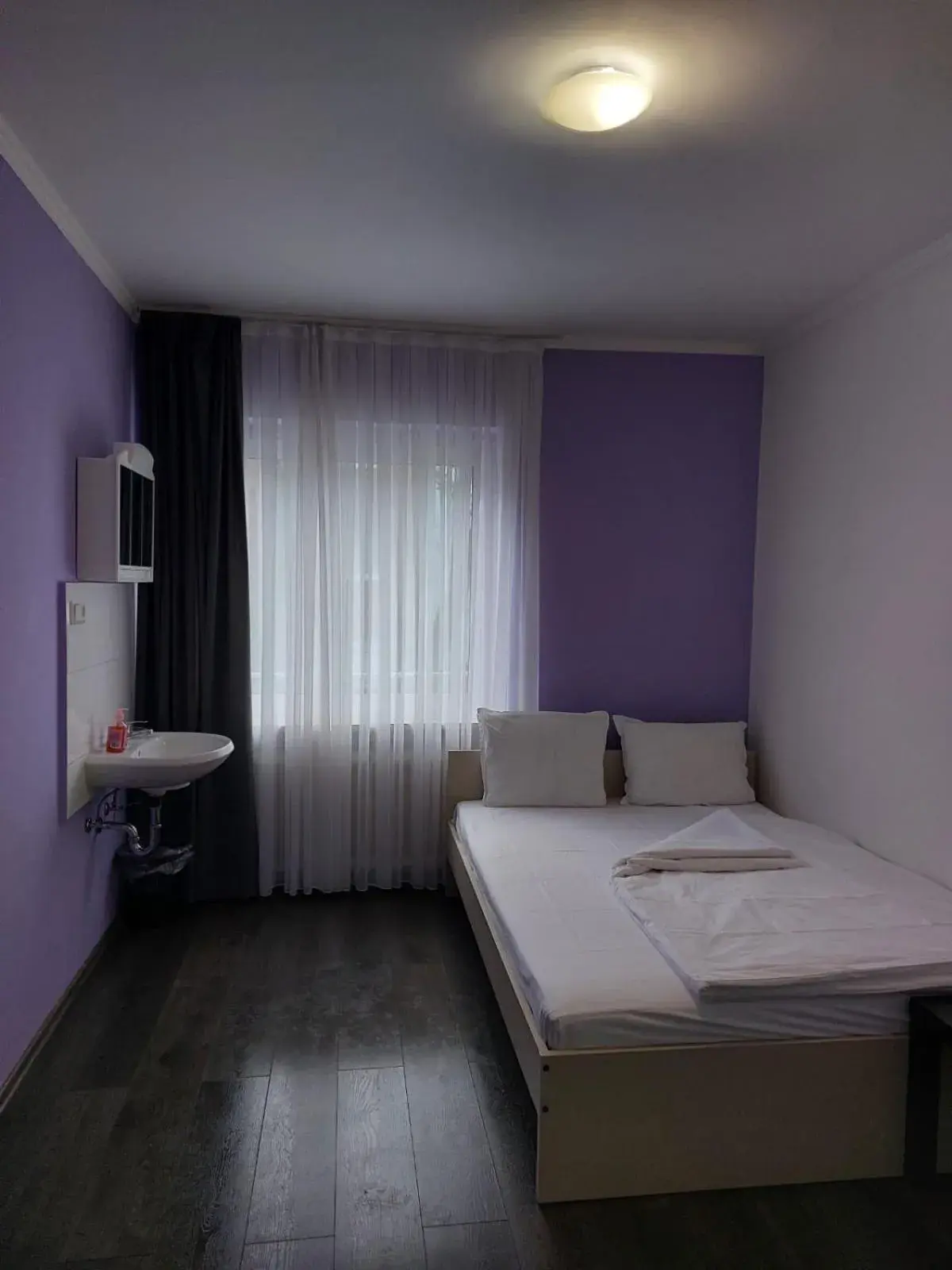 Double Room with Shared Toilet in Hotel Annis M&P Double Room with Shared Toilet in Hotel Annis M&P