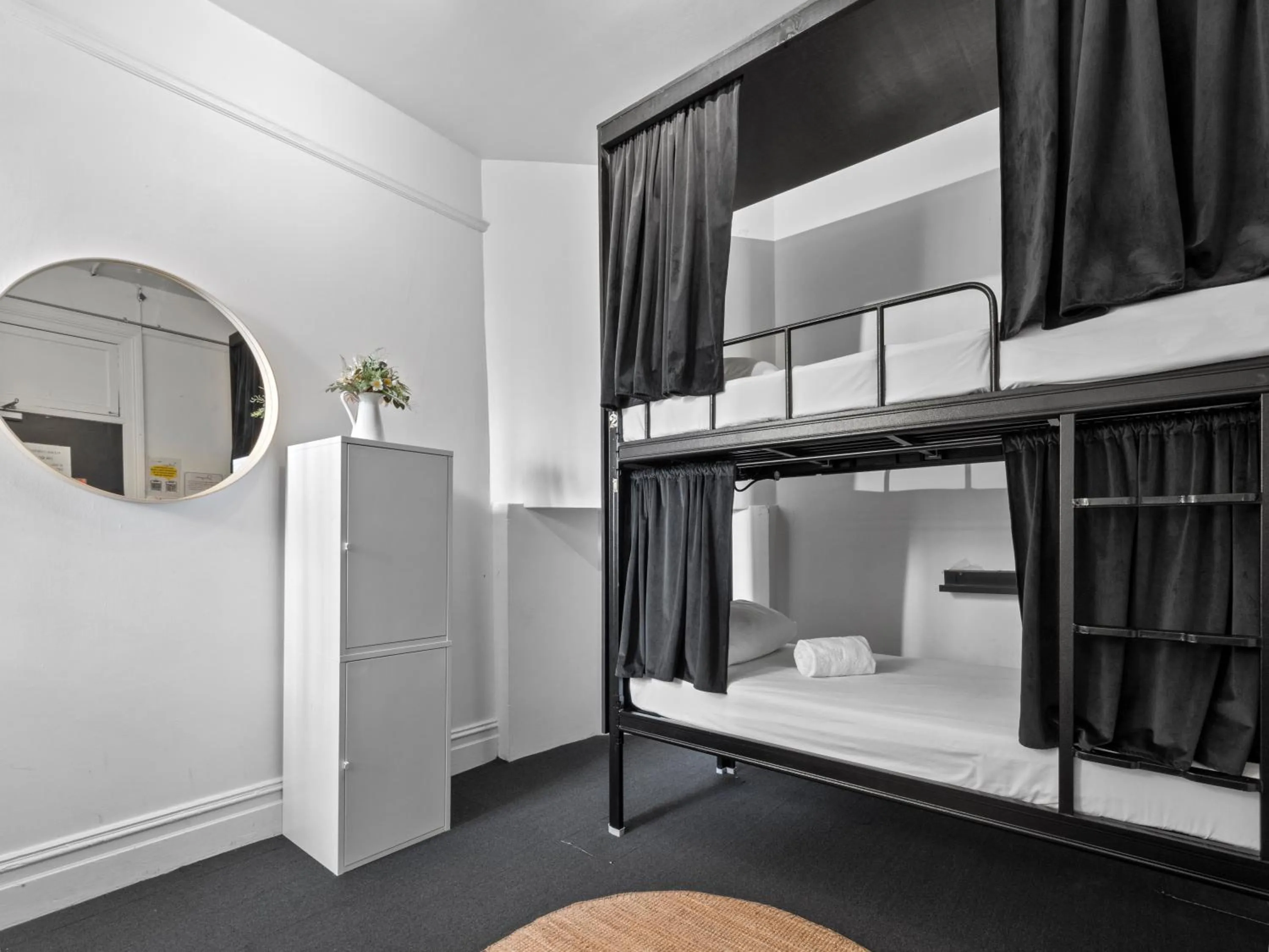 Bed in AZZURO POD HOTEL - Potts Point