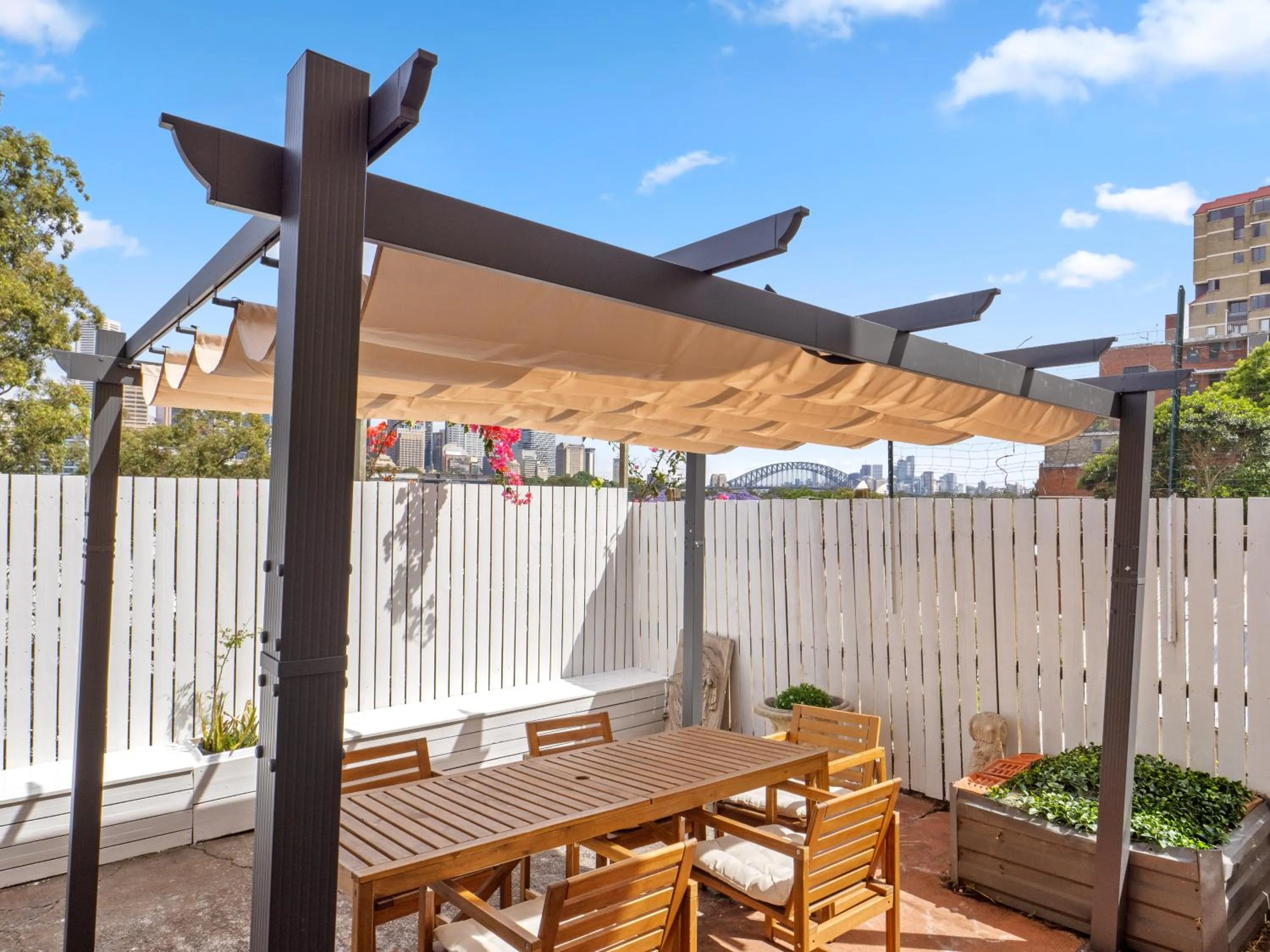 Communal lounge/ TV room in AZZURO POD HOTEL - Potts Point