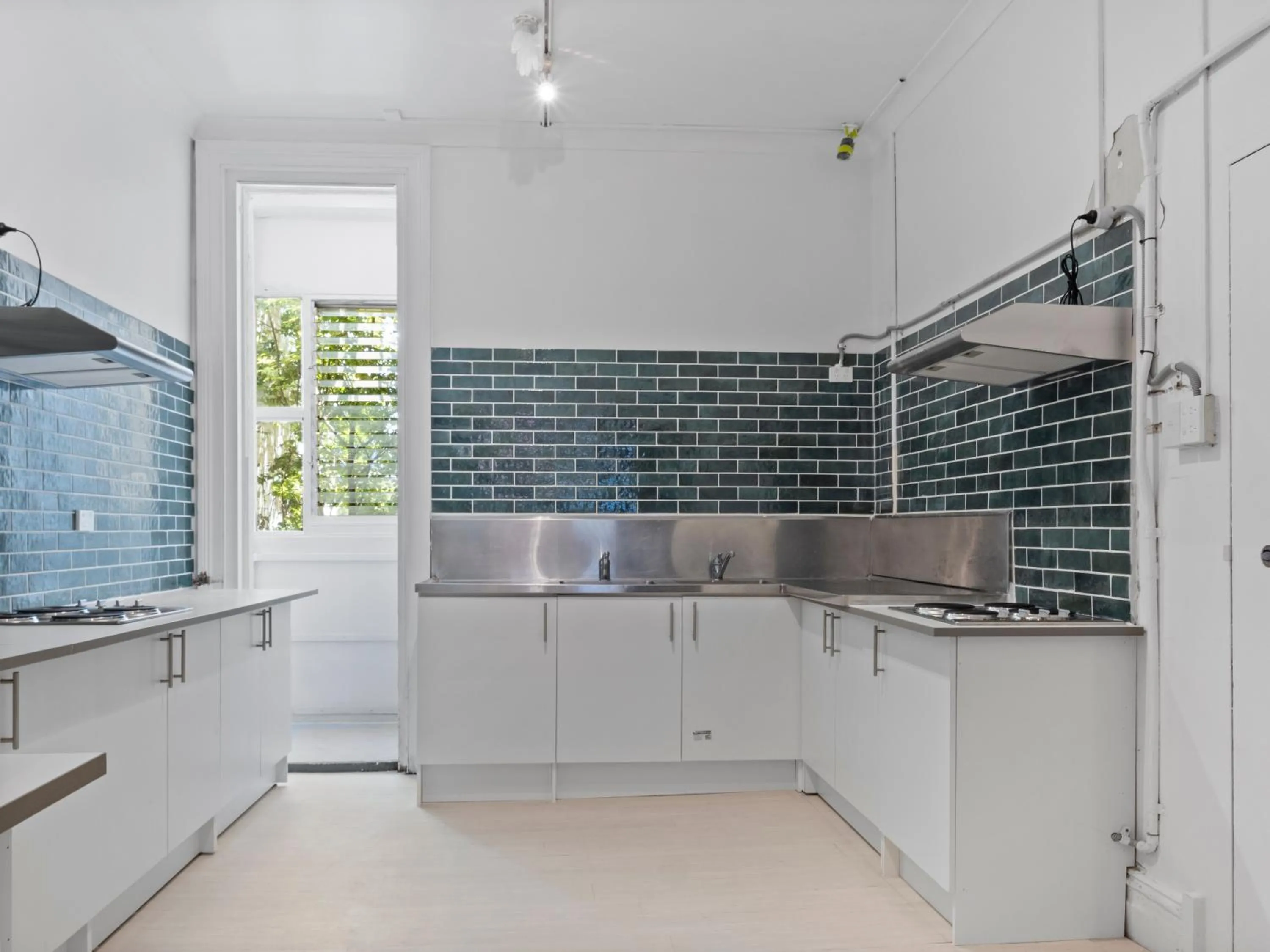 Kitchen or kitchenette in AZZURO POD HOTEL - Potts Point