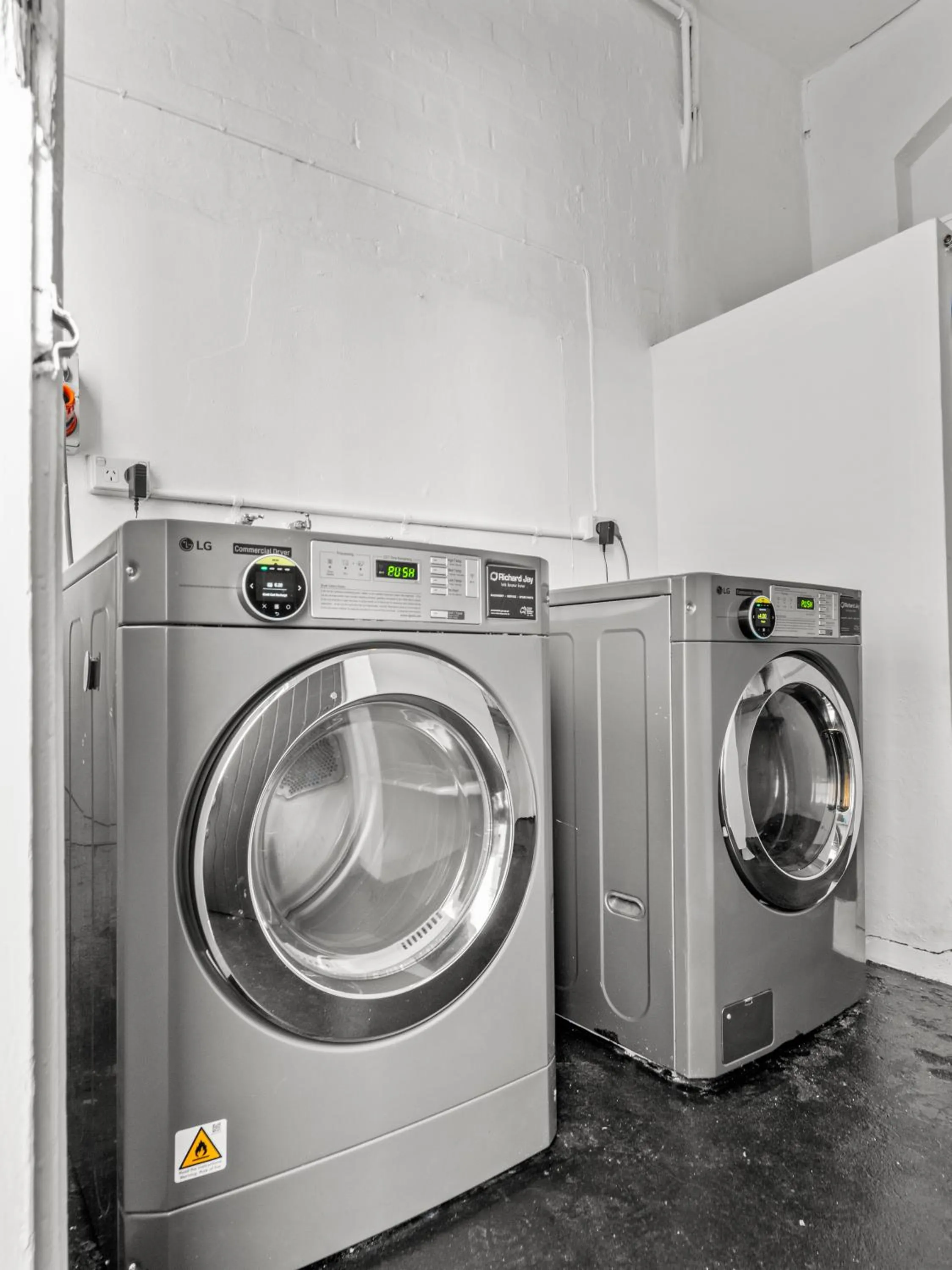 washing machine in AZZURO POD HOTEL - Potts Point