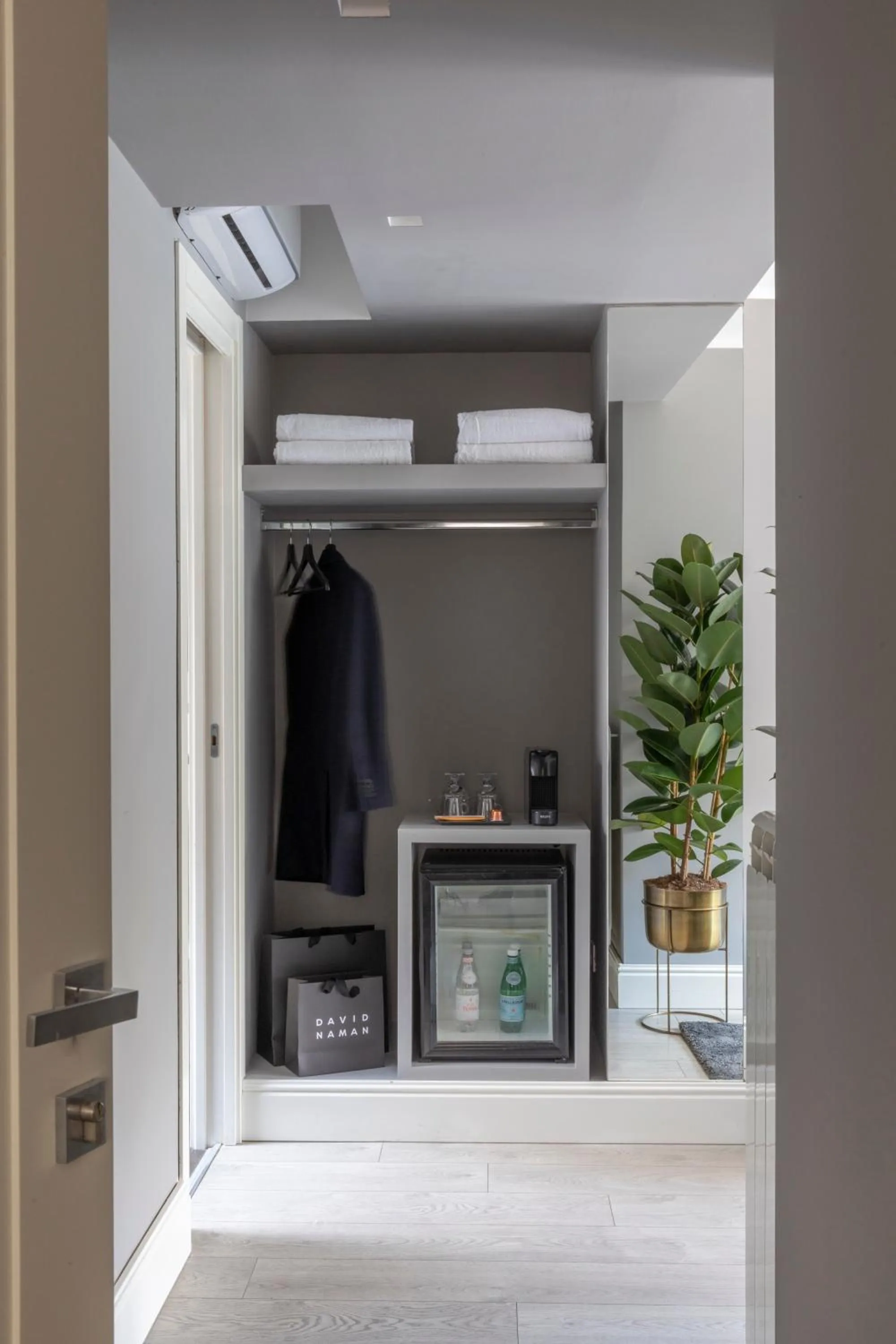 wardrobe in NAMAN HOTELLERIE - Spagna