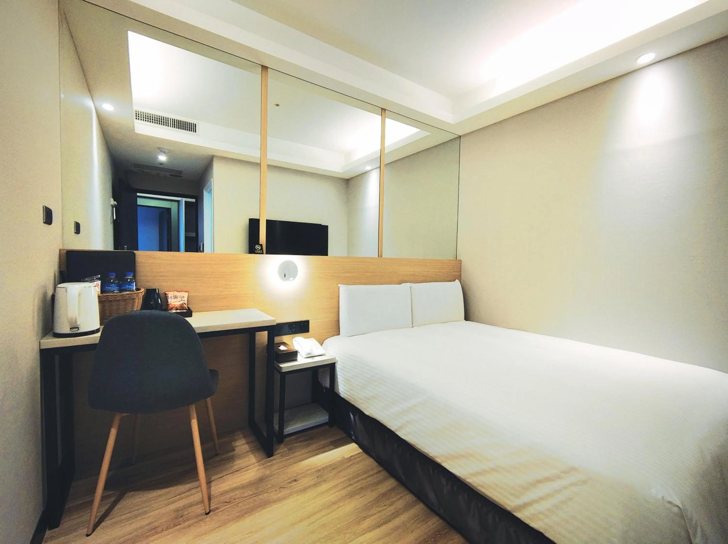 Bedroom, Bed in Hub Hotel Songshan Inn